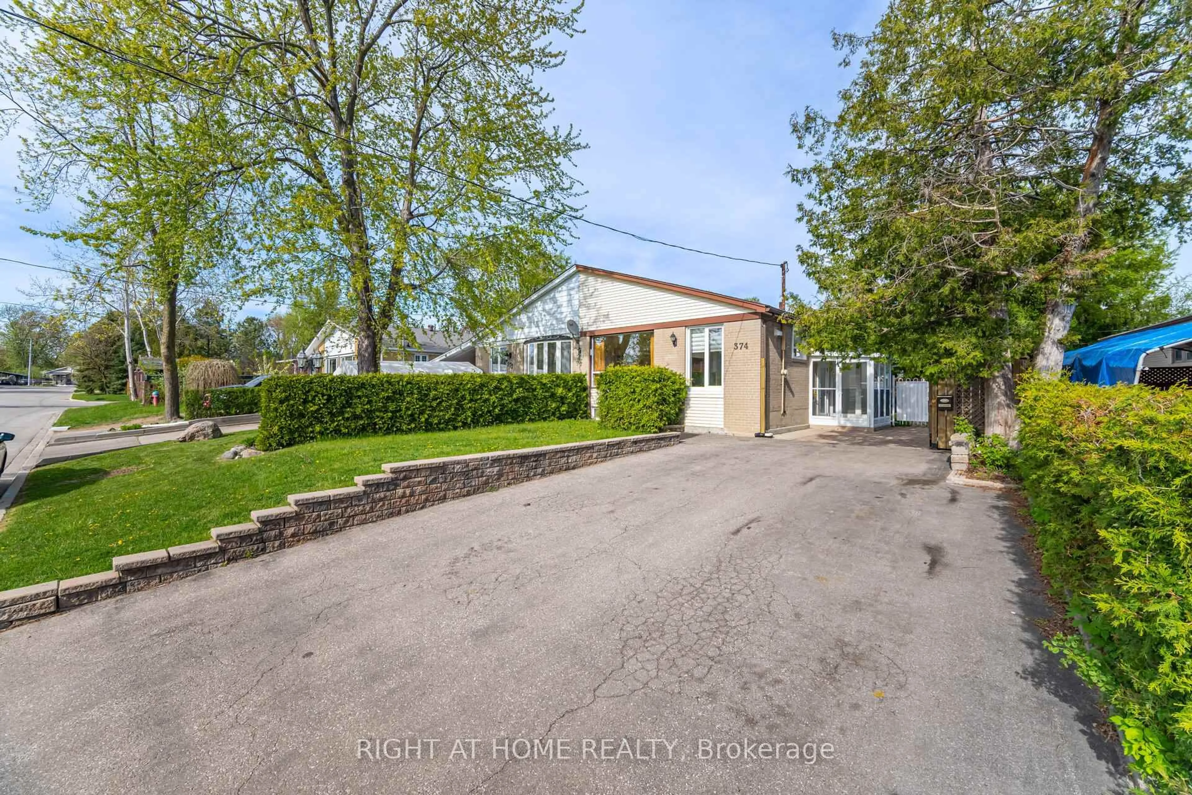 A pic from outside/outdoor area/front of a property/back of a property/a pic from drone, street for 374 Browndale Cres, Richmond Hill Ontario L4C 3J4