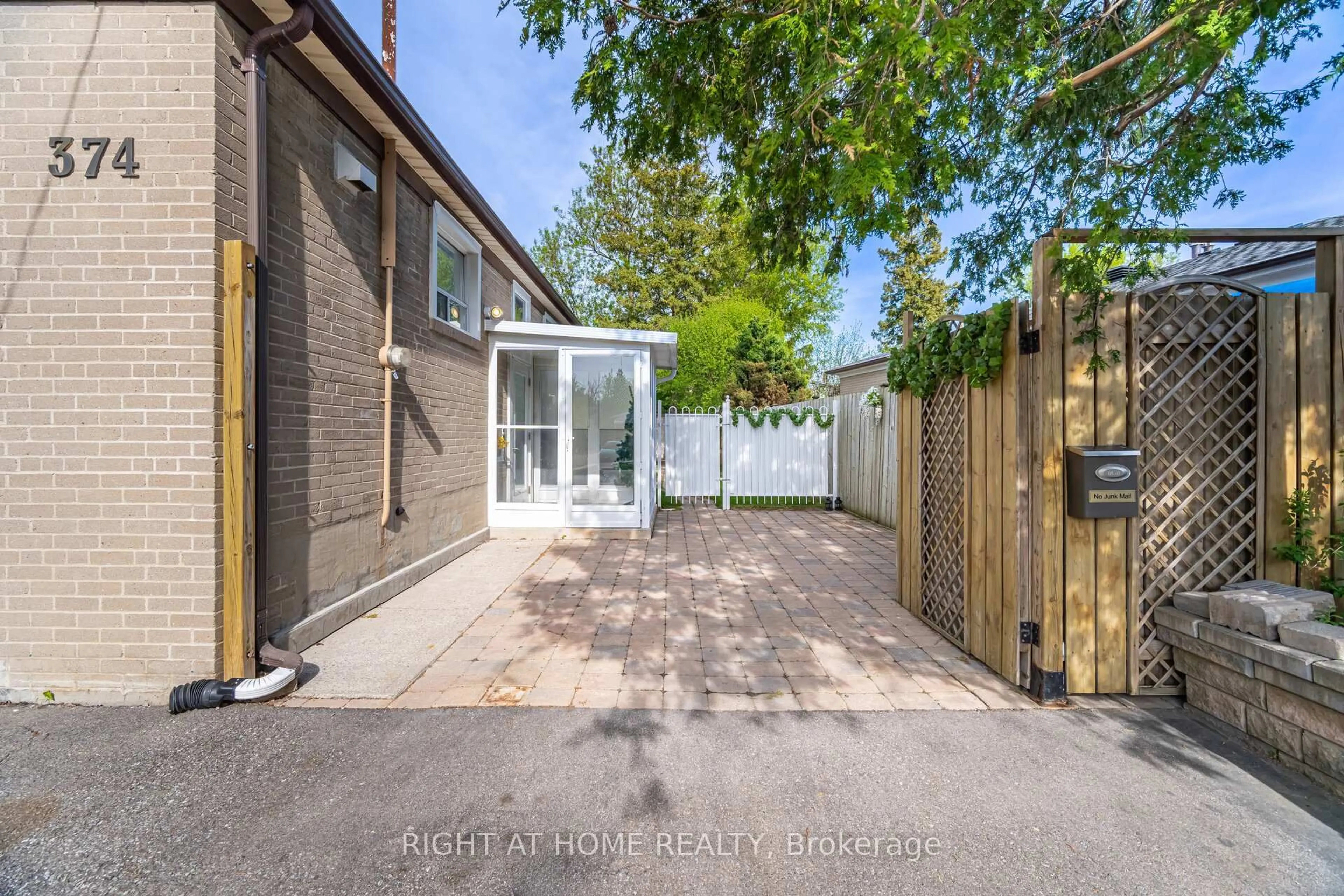 A pic from outside/outdoor area/front of a property/back of a property/a pic from drone, street for 374 Browndale Cres, Richmond Hill Ontario L4C 3J4