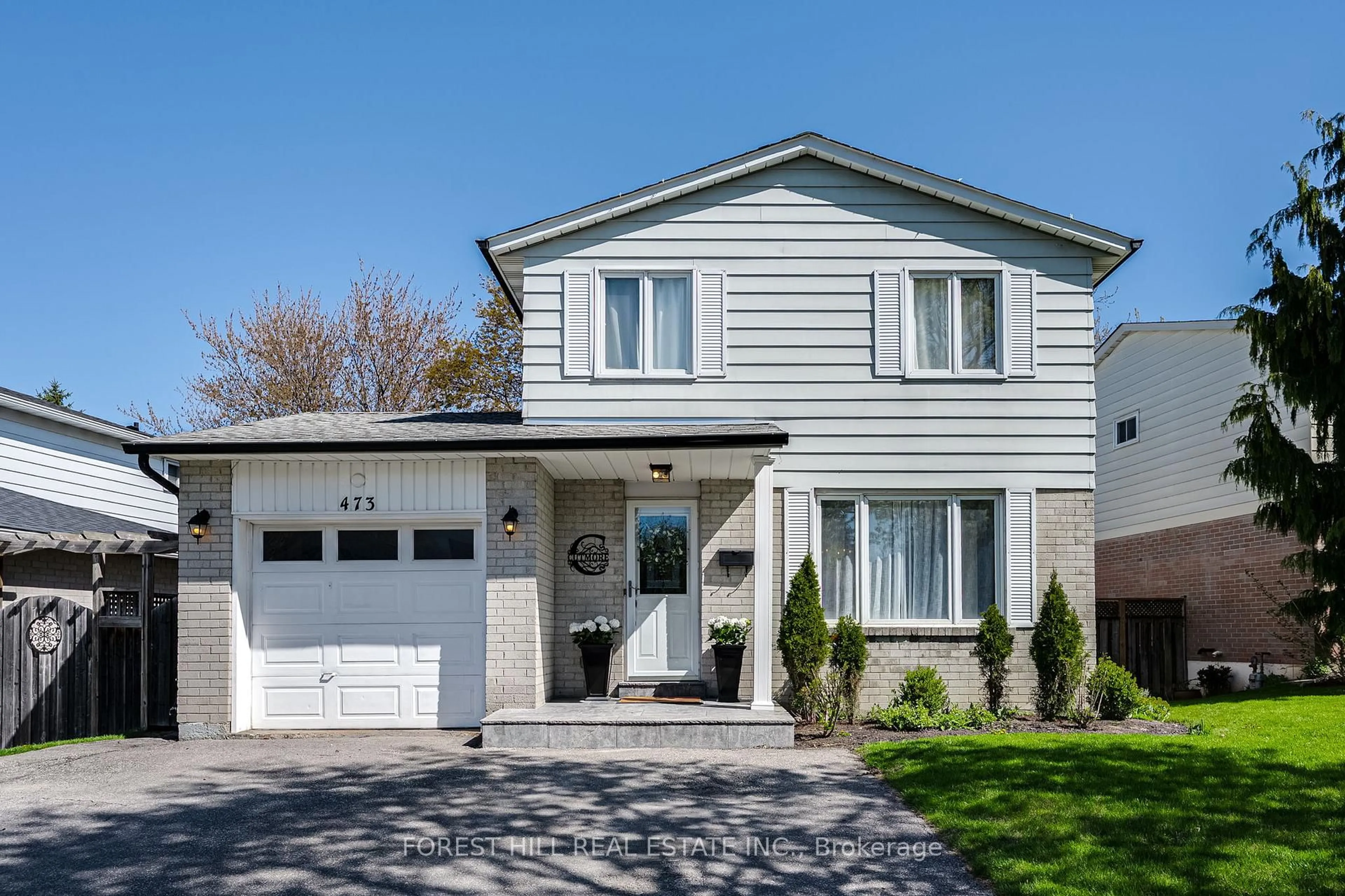 Home with vinyl exterior material, street for 473 Dixon Blvd, Newmarket Ontario L3Y 5C9