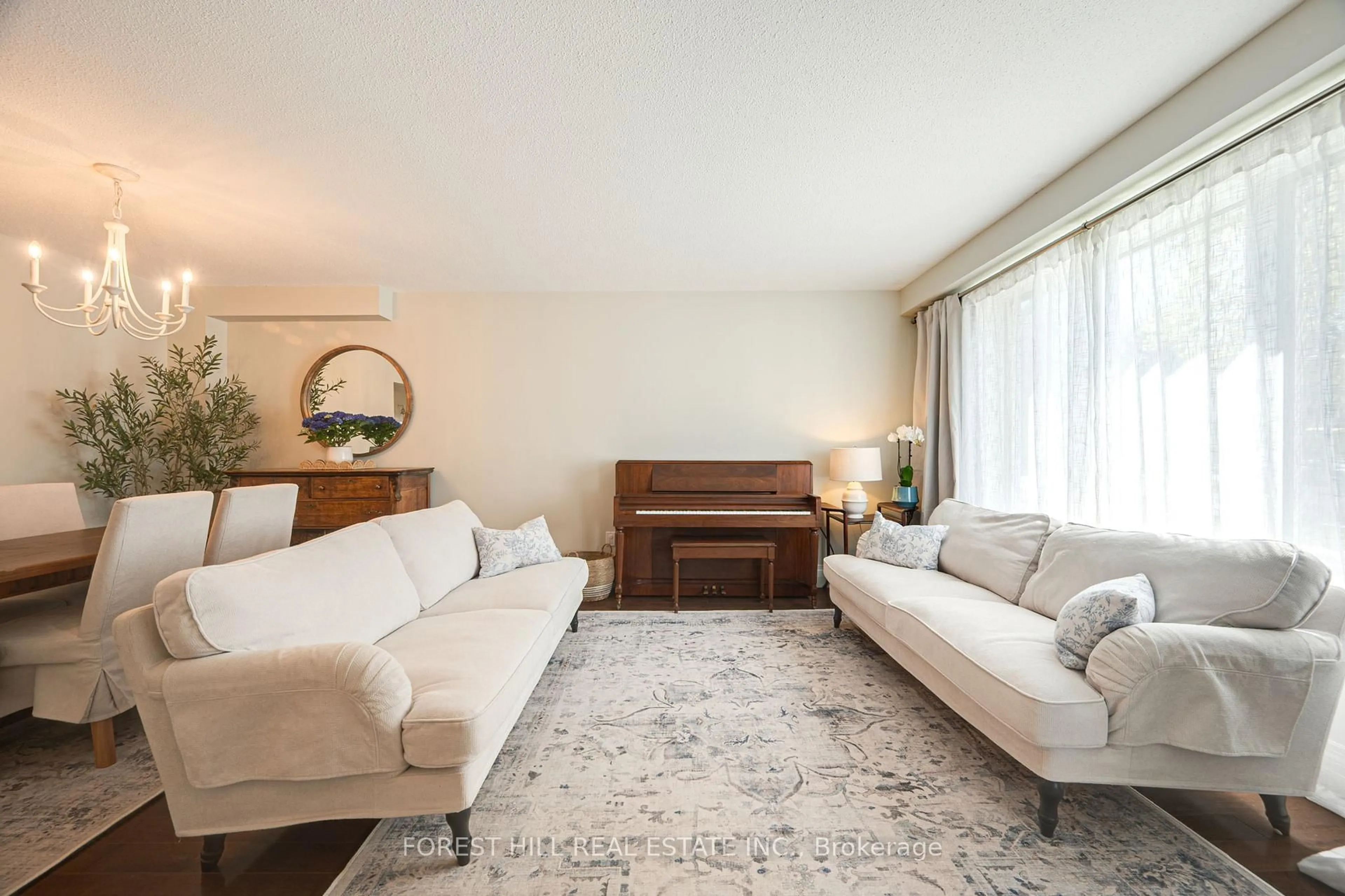 Living room with furniture, unknown for 473 Dixon Blvd, Newmarket Ontario L3Y 5C9