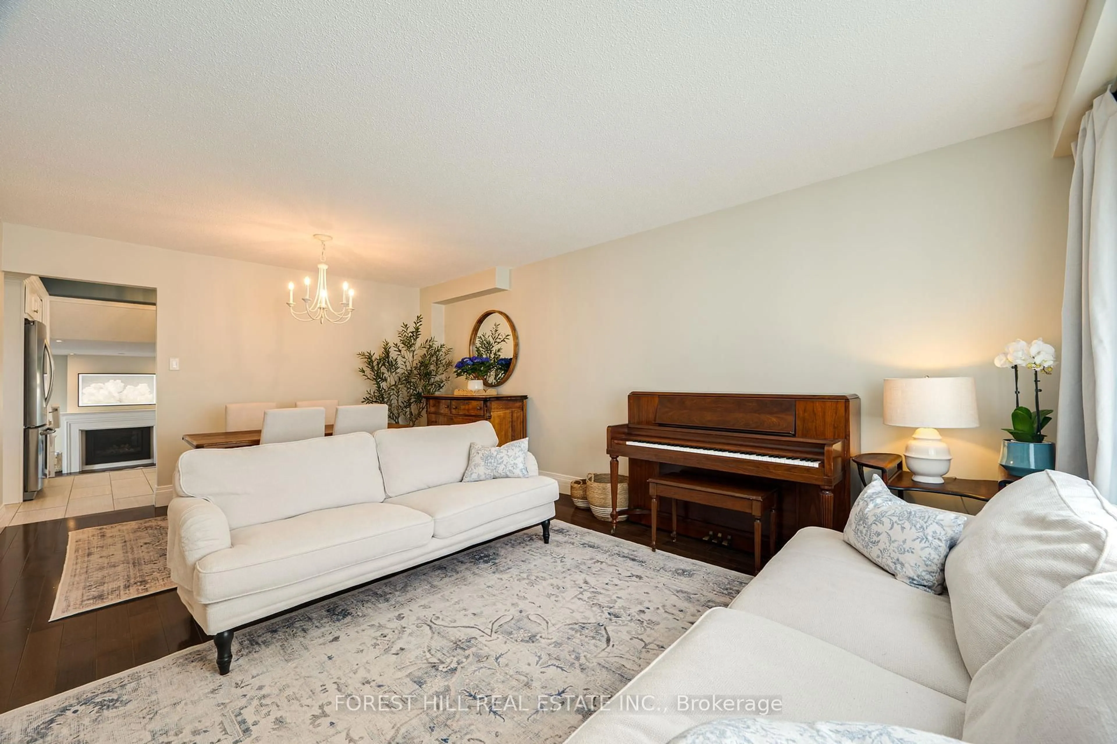 Living room with furniture, unknown for 473 Dixon Blvd, Newmarket Ontario L3Y 5C9