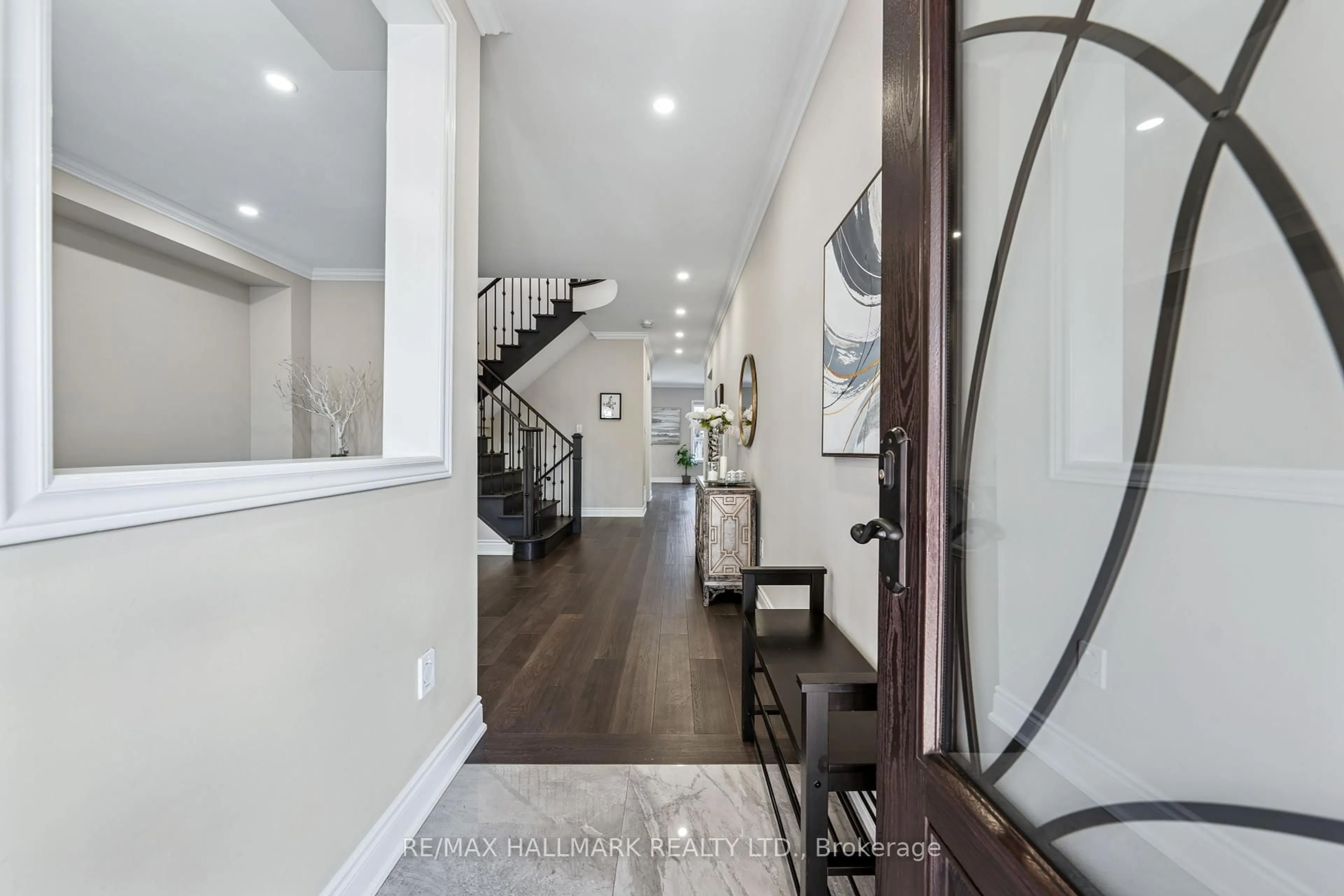 Indoor entryway for 61 Vanguard Rd, Vaughan Ontario L4K 5G6