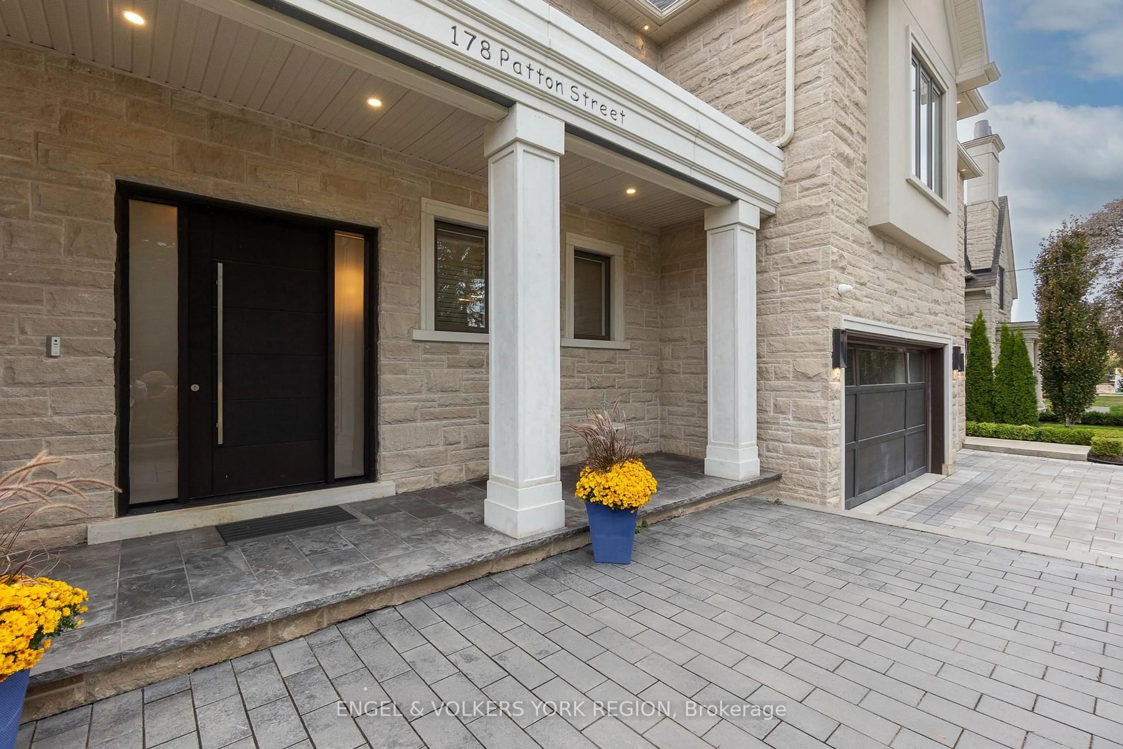 Indoor foyer for 178 Patton St, King Ontario L7B 1H2