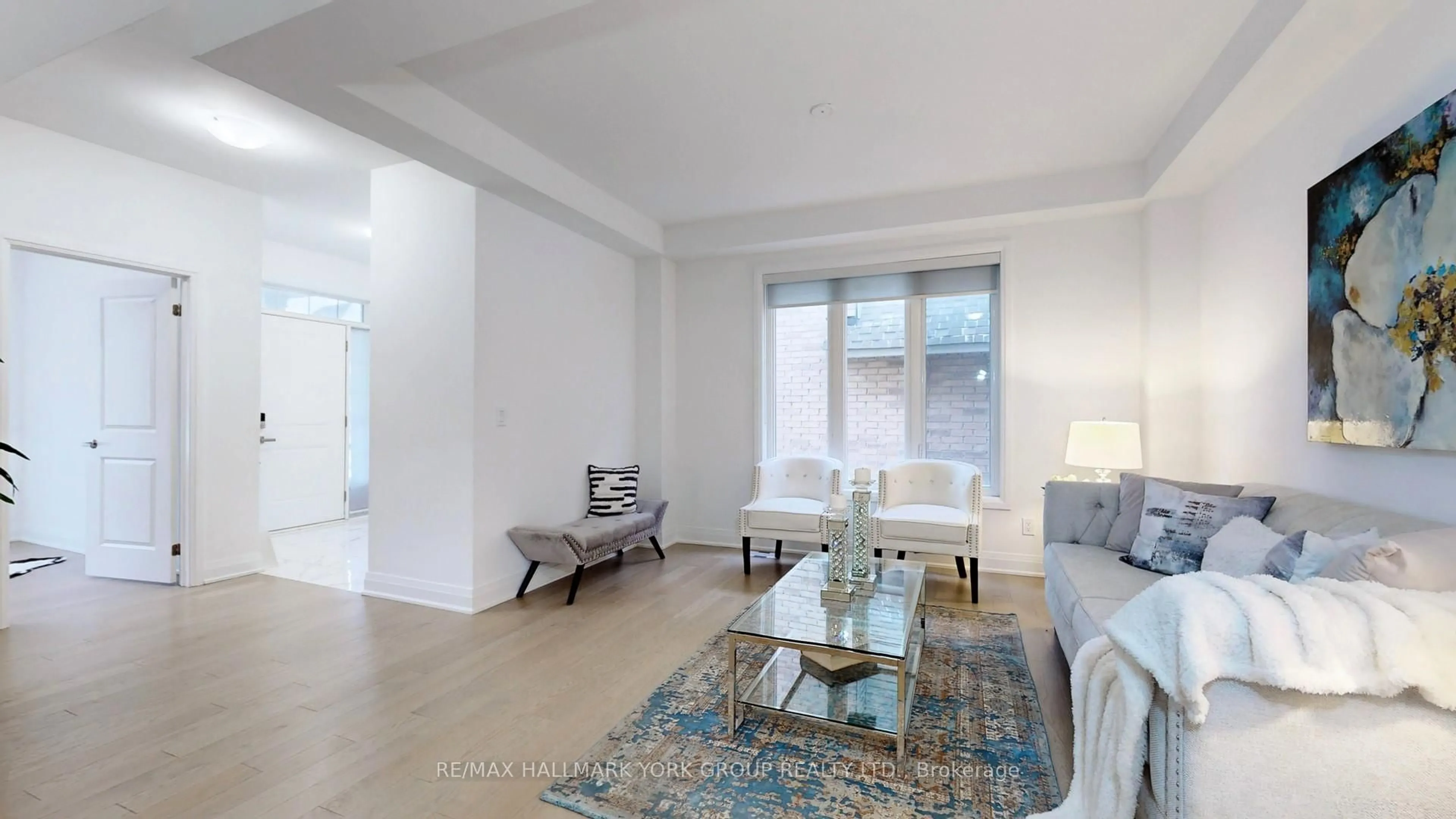 Living room with furniture, unknown for 125 Silk Twist Dr, East Gwillimbury Ontario L9N 0W1