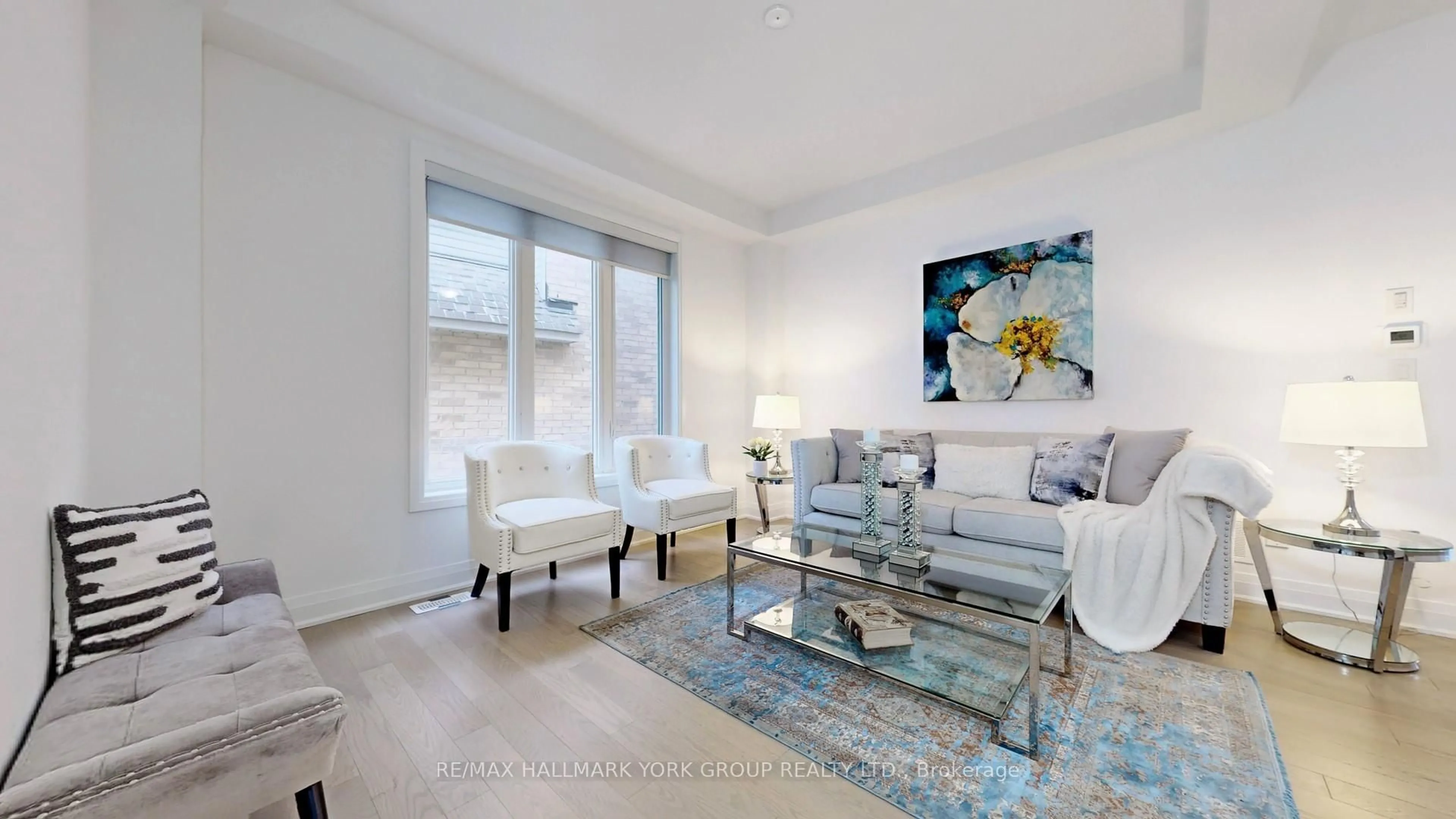 Living room with furniture, unknown for 125 Silk Twist Dr, East Gwillimbury Ontario L9N 0W1