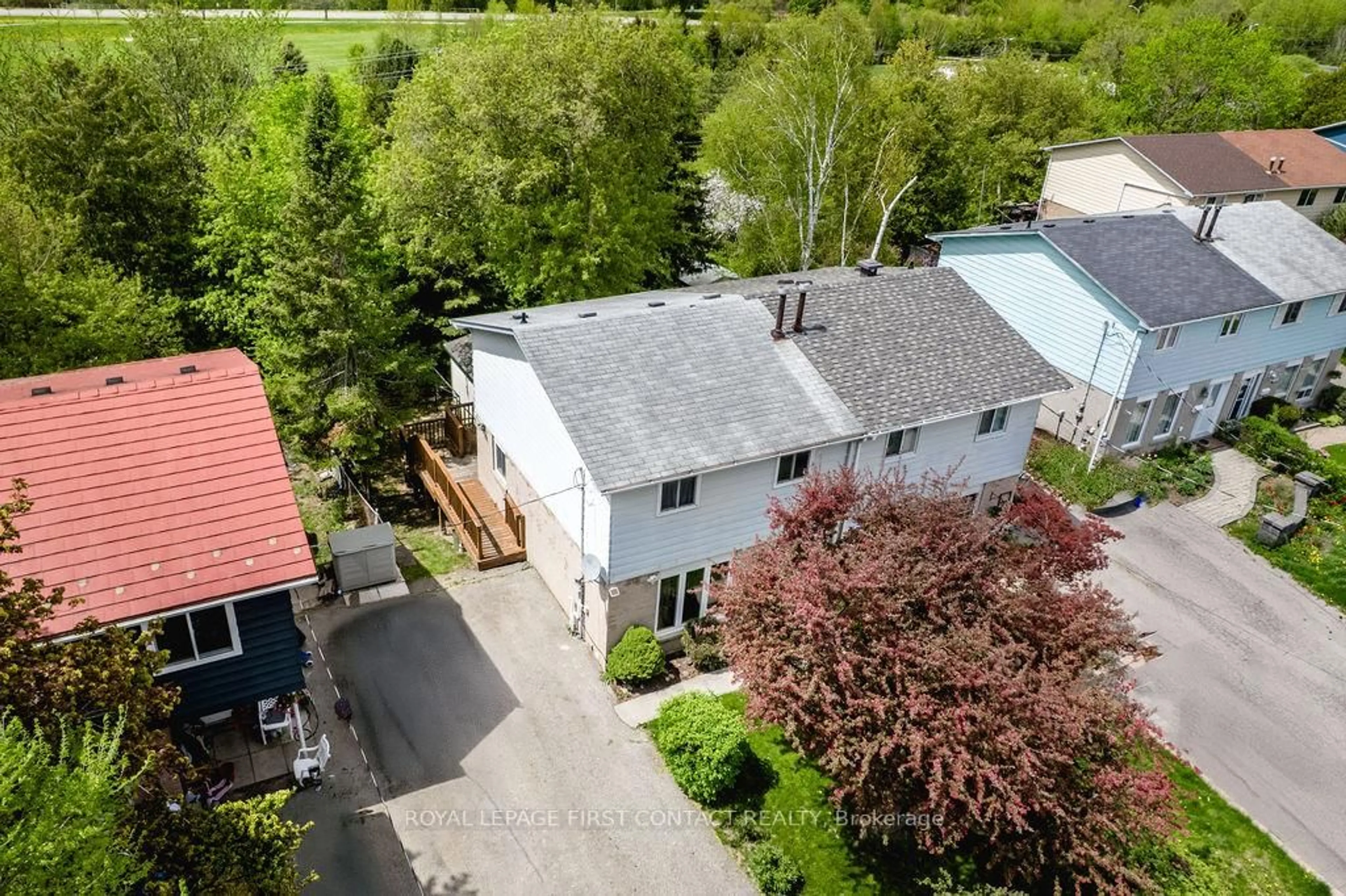 A pic from outside/outdoor area/front of a property/back of a property/a pic from drone, street for 689 Mountview Pl, Newmarket Ontario L3Y 3P8