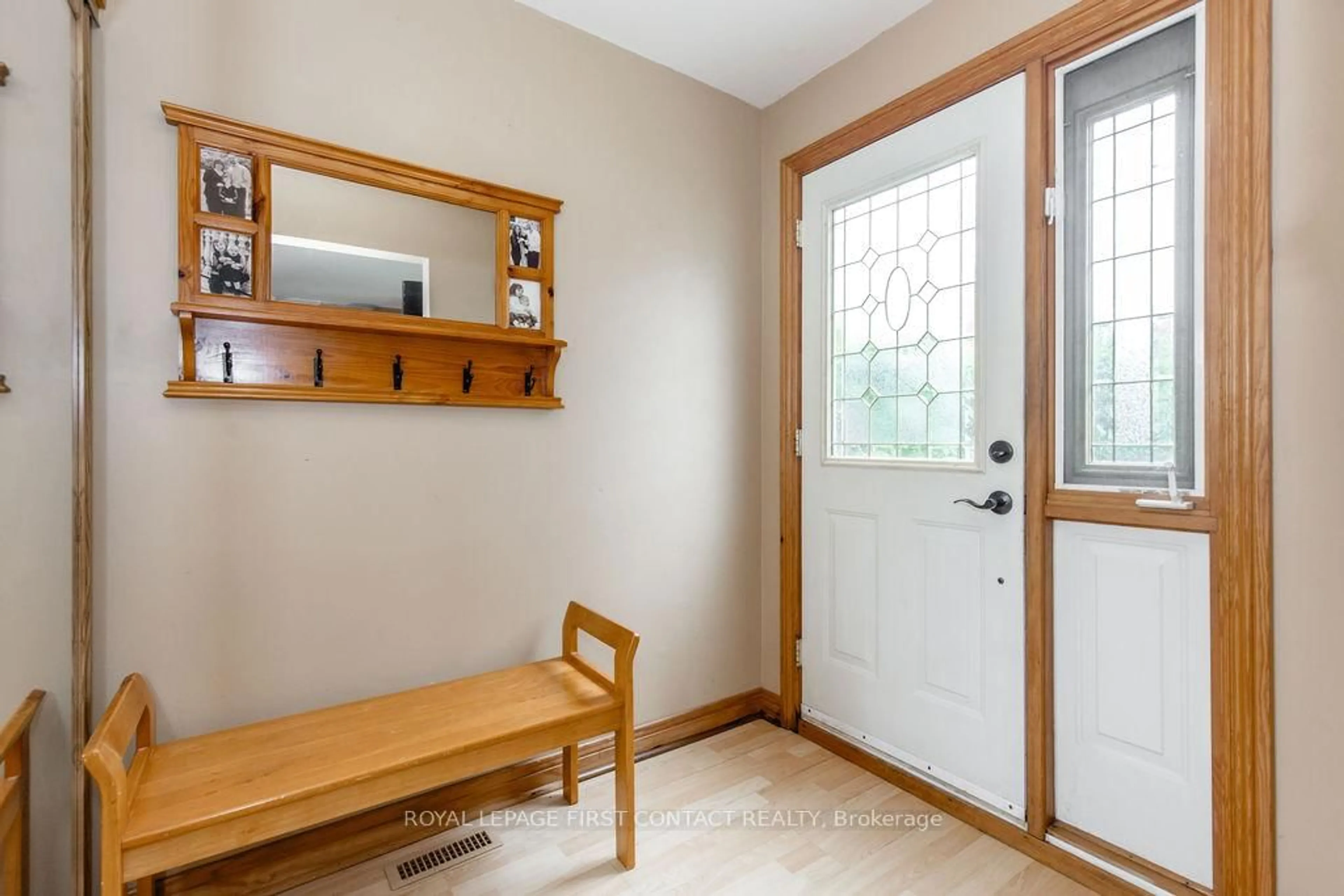 Indoor entryway for 689 Mountview Pl, Newmarket Ontario L3Y 3P8