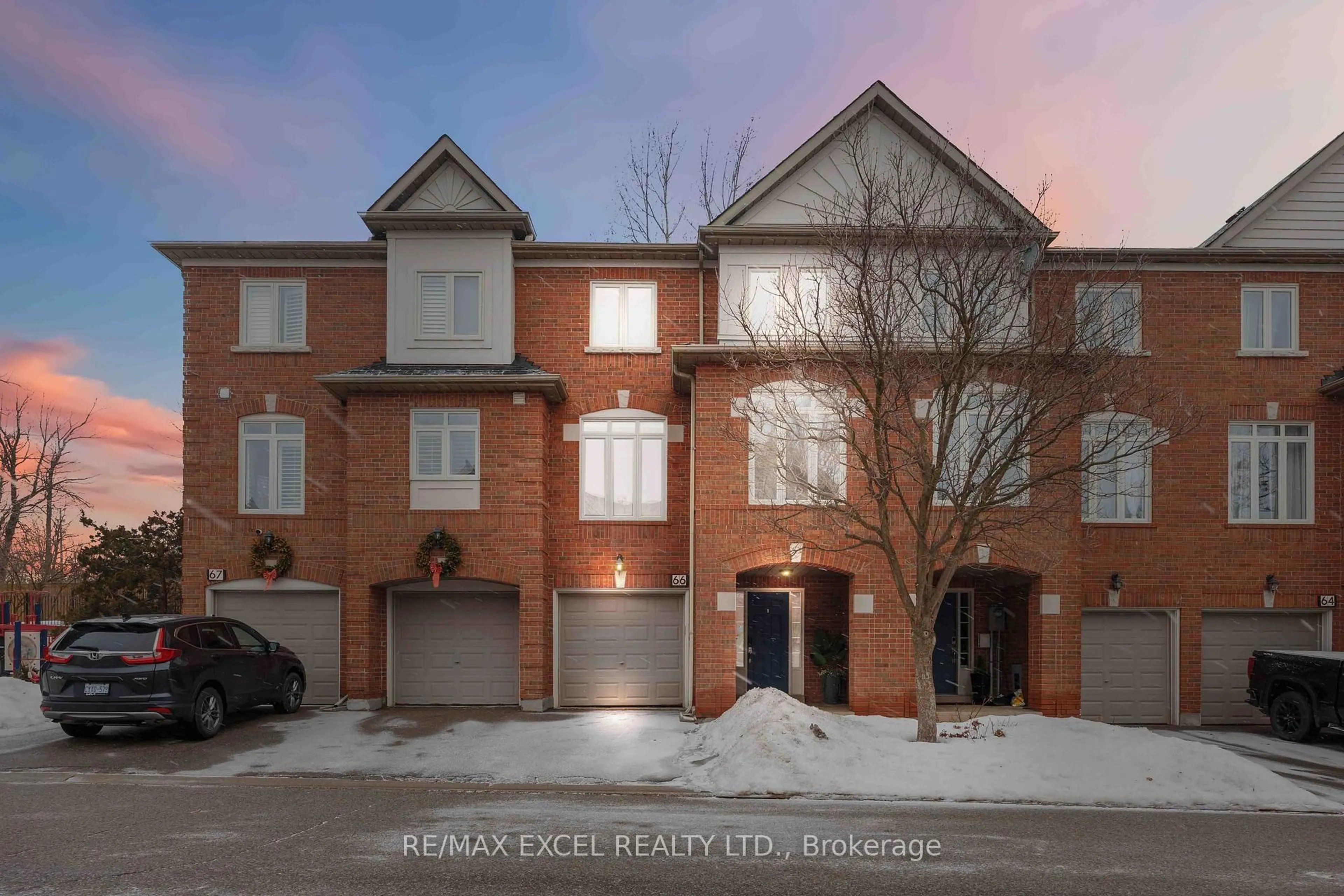 A pic from outside/outdoor area/front of a property/back of a property/a pic from drone, street for 255 Shaftsbury Ave #66, Richmond Hill Ontario L4C 0L9