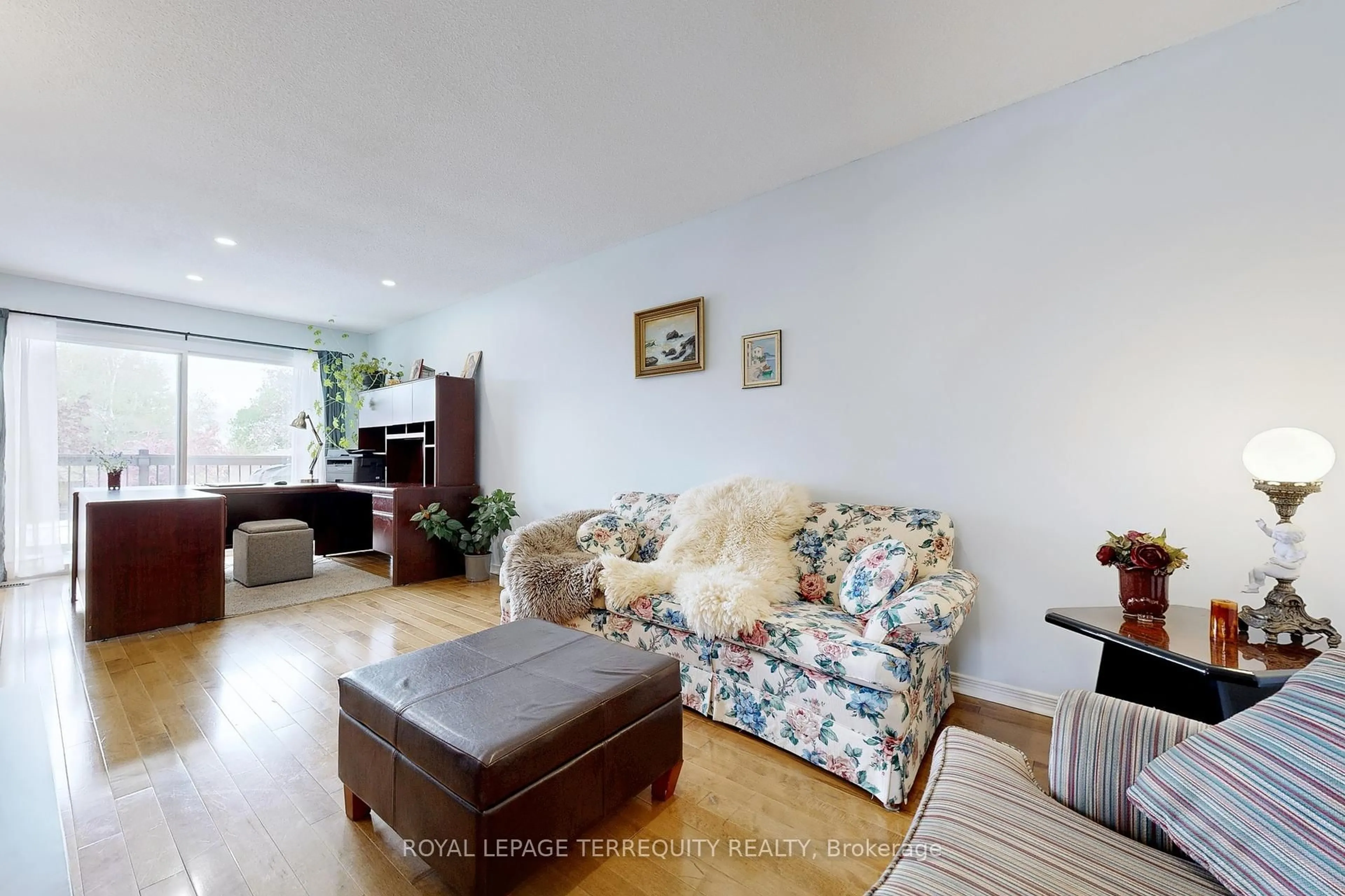 Living room with furniture, wood/laminate floor for 161 Britannia Ave, Bradford West Gwillimbury Ontario L3Z 1A4