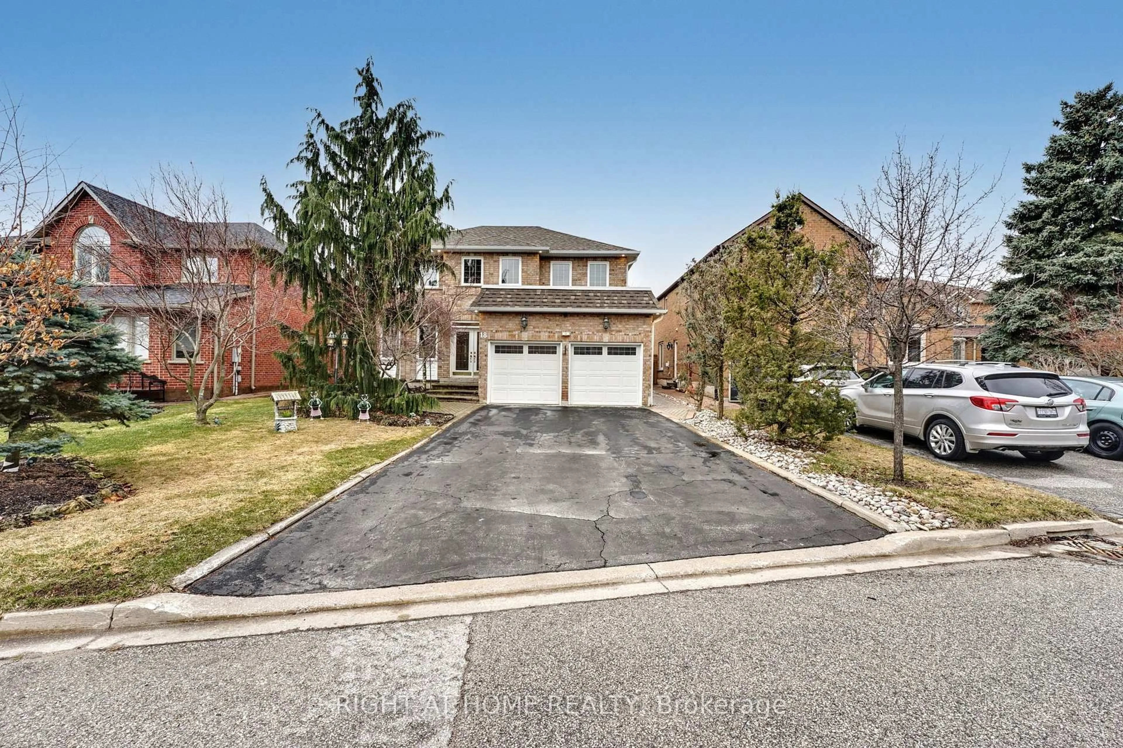 A pic from outside/outdoor area/front of a property/back of a property/a pic from drone, street for 18 Chip Crt, Richmond Hill Ontario L4C 9G3