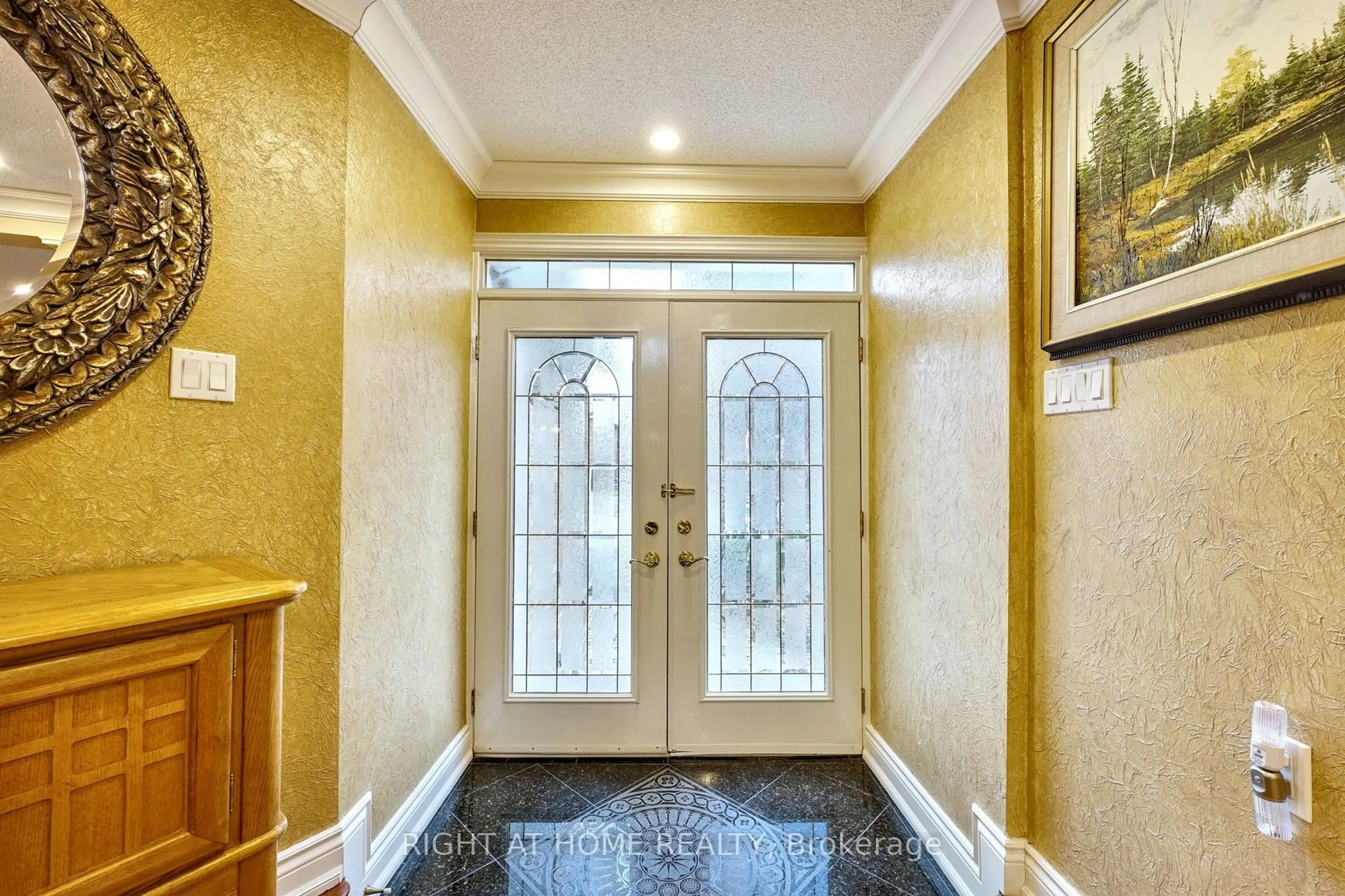 Indoor foyer for 18 Chip Crt, Richmond Hill Ontario L4C 9G3