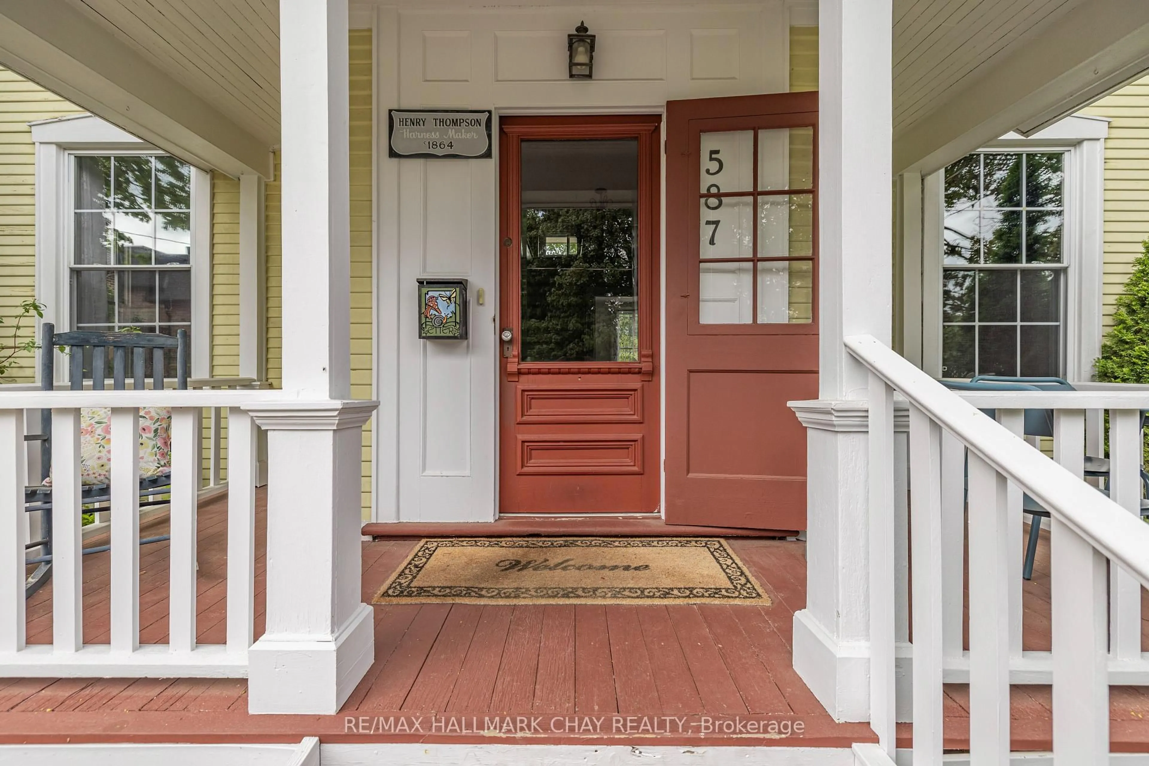 Indoor entryway for 587 Lydia St, Newmarket Ontario L3Y 1M4