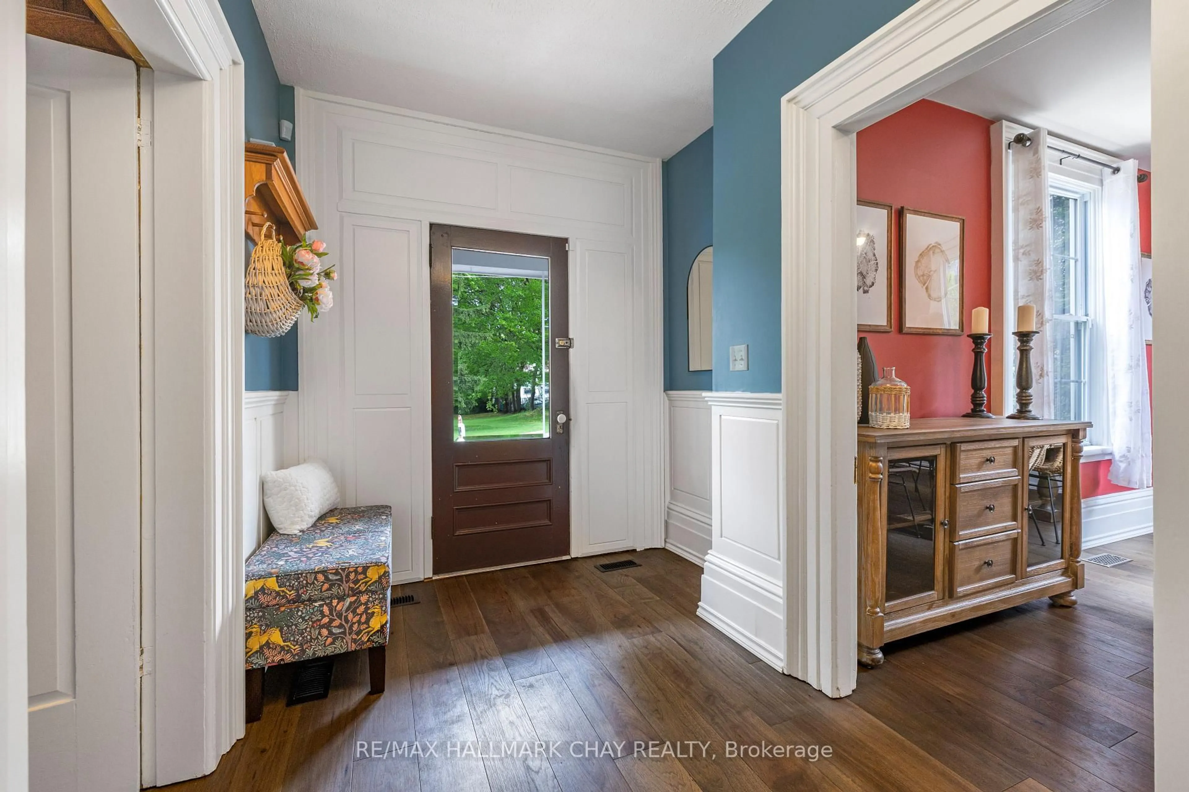 Indoor entryway for 587 Lydia St, Newmarket Ontario L3Y 1M4