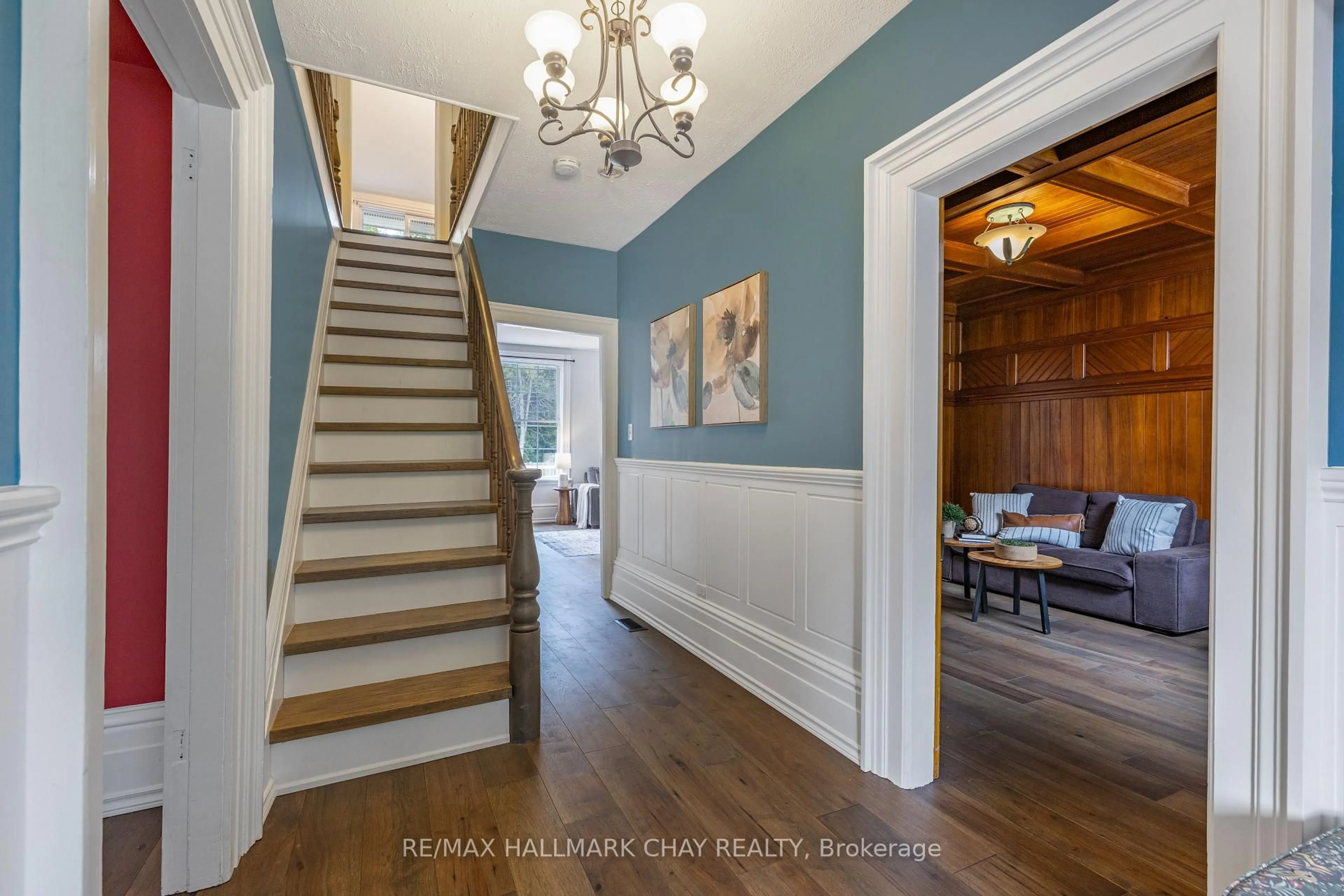 Indoor entryway for 587 Lydia St, Newmarket Ontario L3Y 1M4