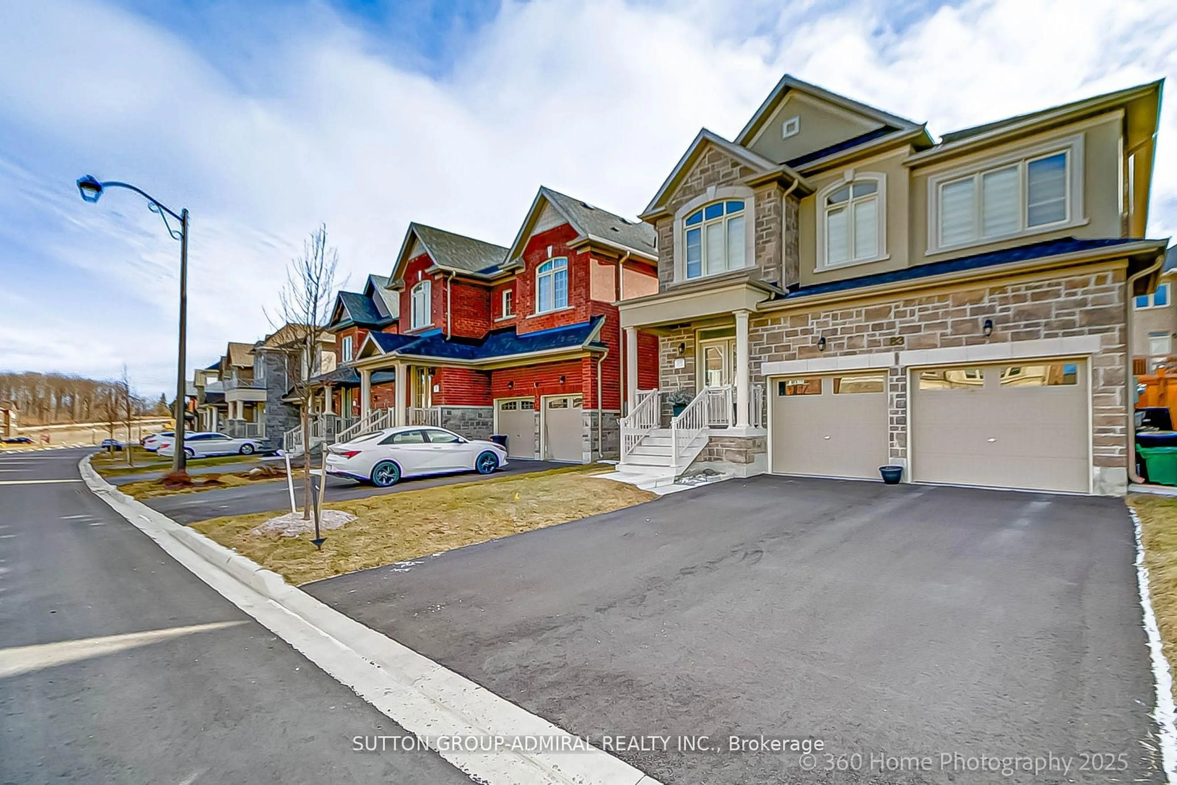 A pic from outside/outdoor area/front of a property/back of a property/a pic from drone, street for 83 Carriage Shop Bend, East Gwillimbury Ontario L9N 0Y2