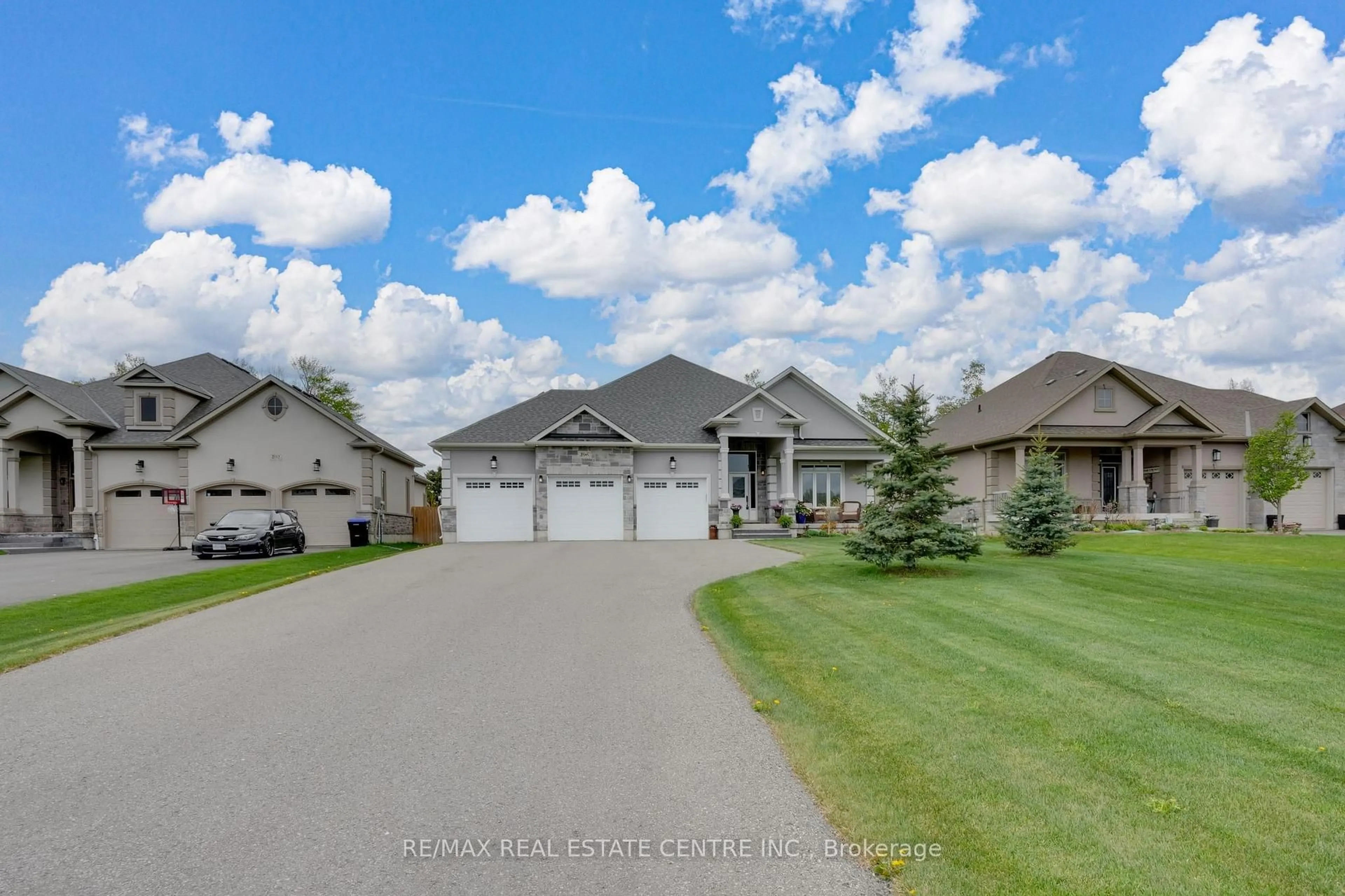A pic from outside/outdoor area/front of a property/back of a property/a pic from drone, street for 296 Sunnybrae Ave, Innisfil Ontario L9S 1J1