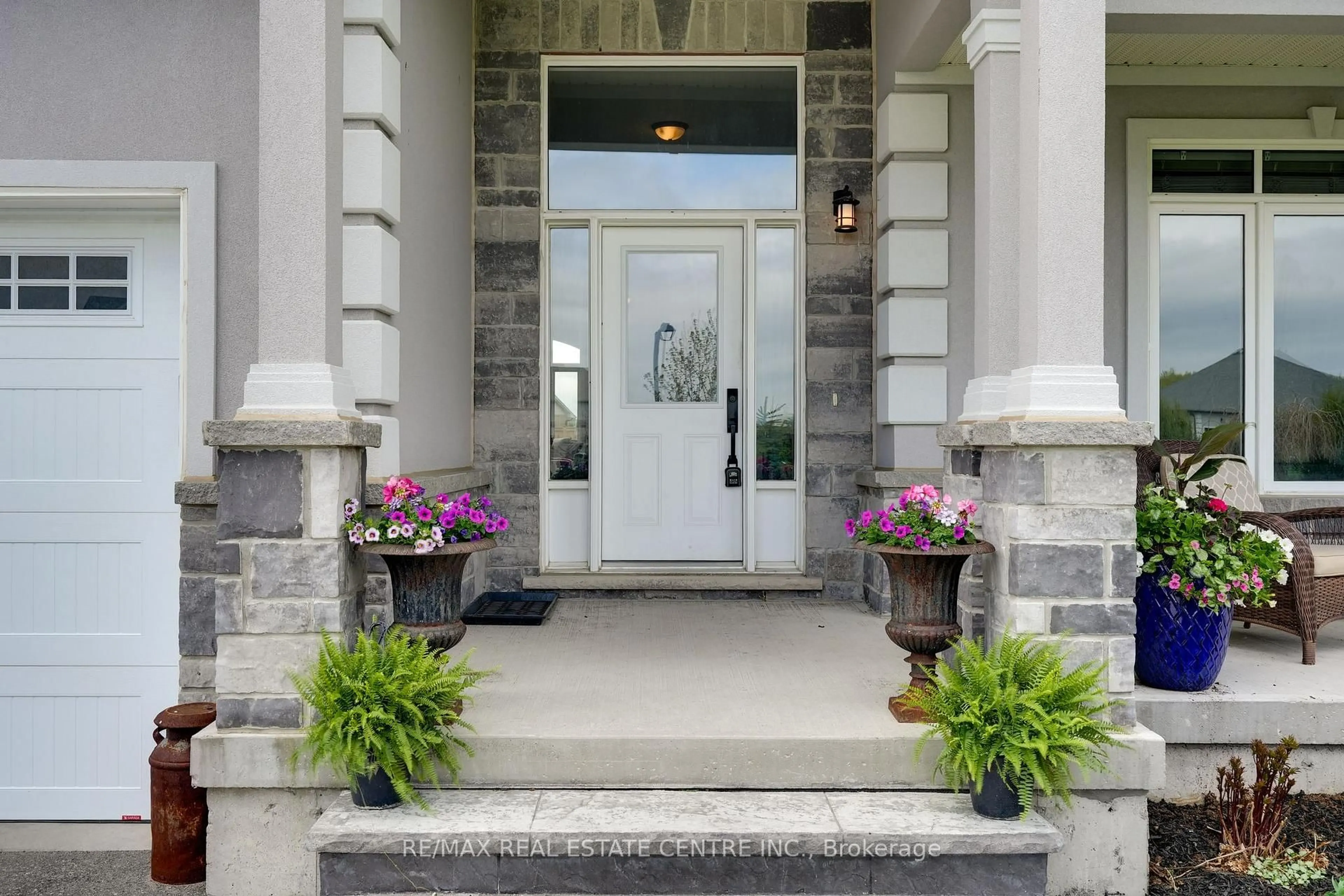 Indoor entryway for 296 Sunnybrae Ave, Innisfil Ontario L9S 1J1