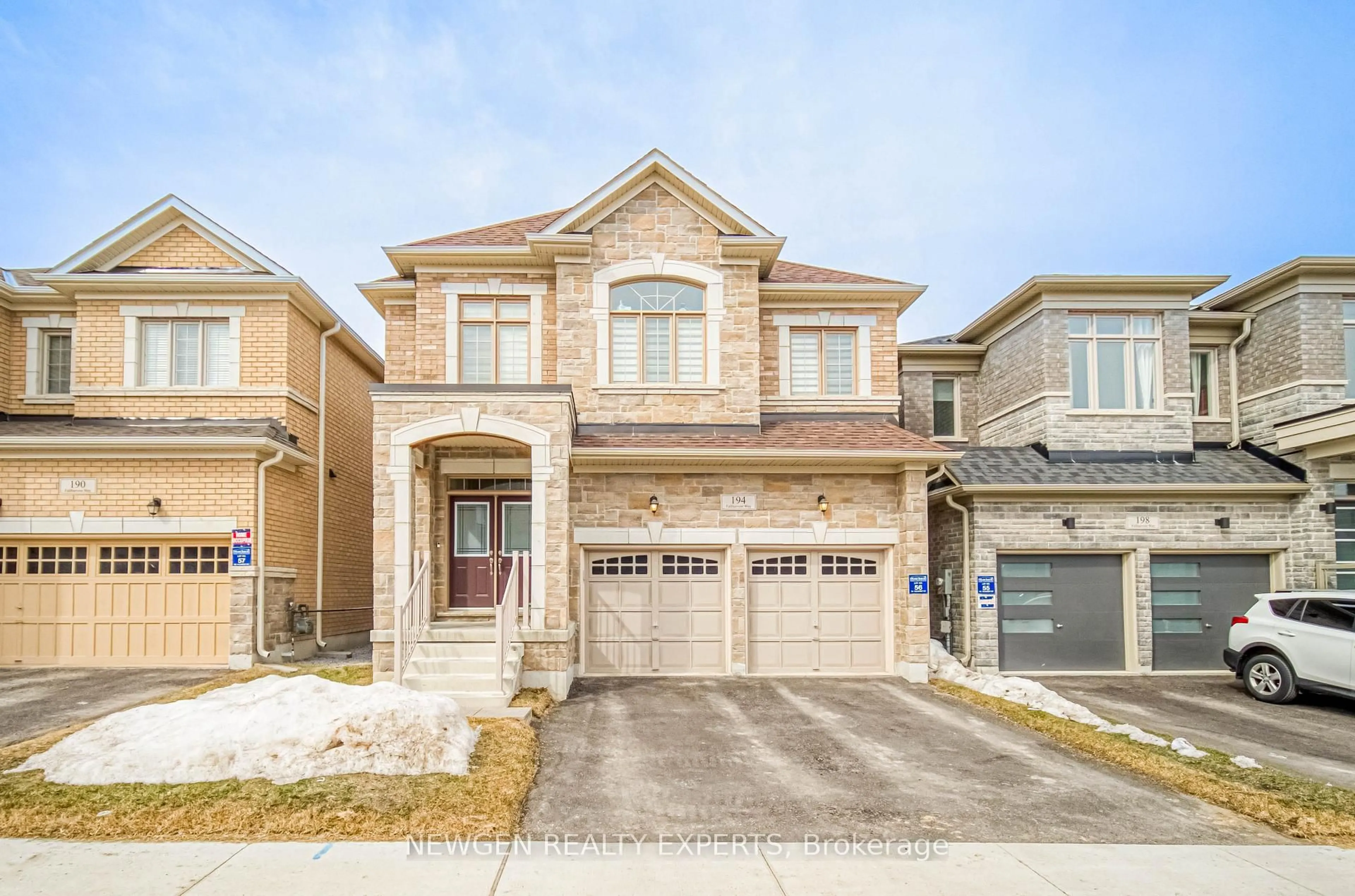 Home with brick exterior material, street for 194 Fallharvest Way, Whitchurch-Stouffville Ontario L4A 5C2