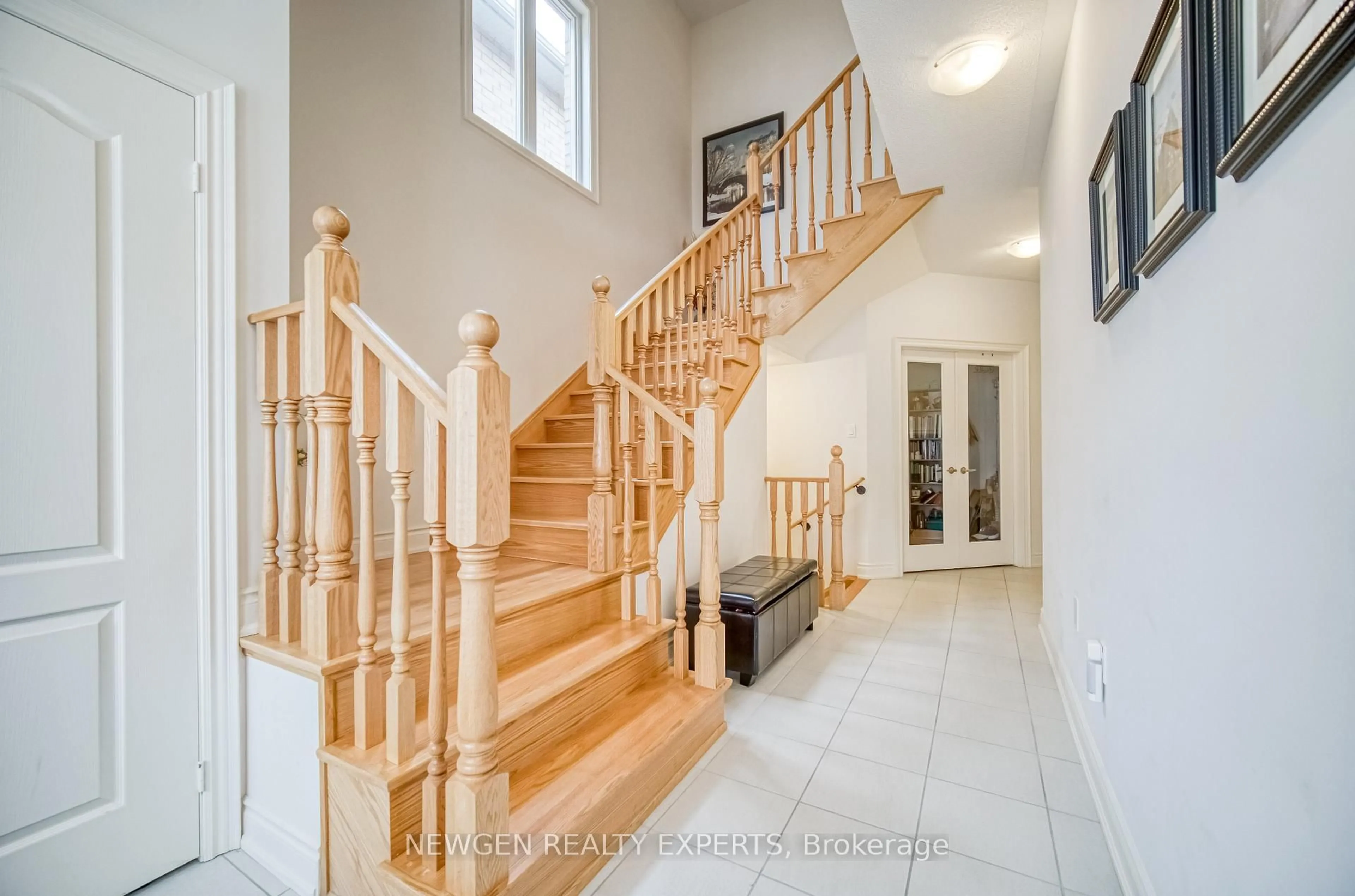 Stairs for 194 Fallharvest Way, Whitchurch-Stouffville Ontario L4A 5C2