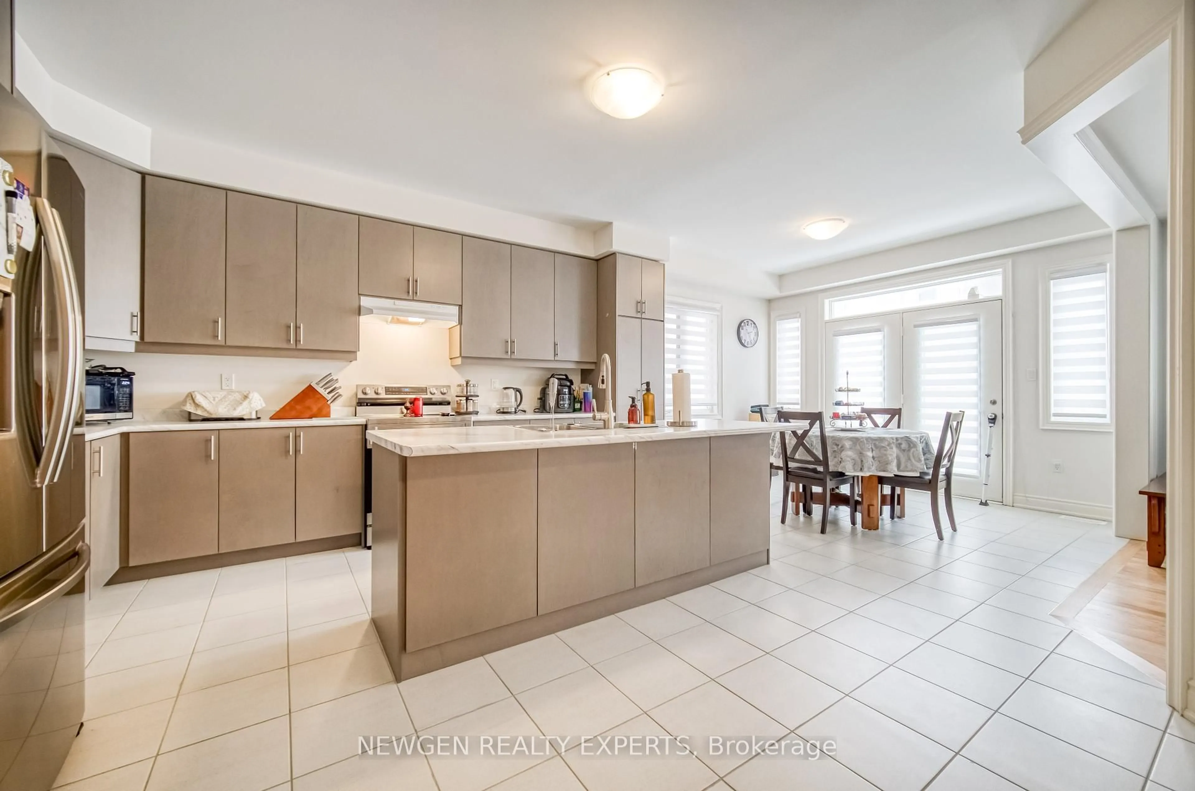 Open concept kitchen, ceramic/tile floor for 194 Fallharvest Way, Whitchurch-Stouffville Ontario L4A 5C2