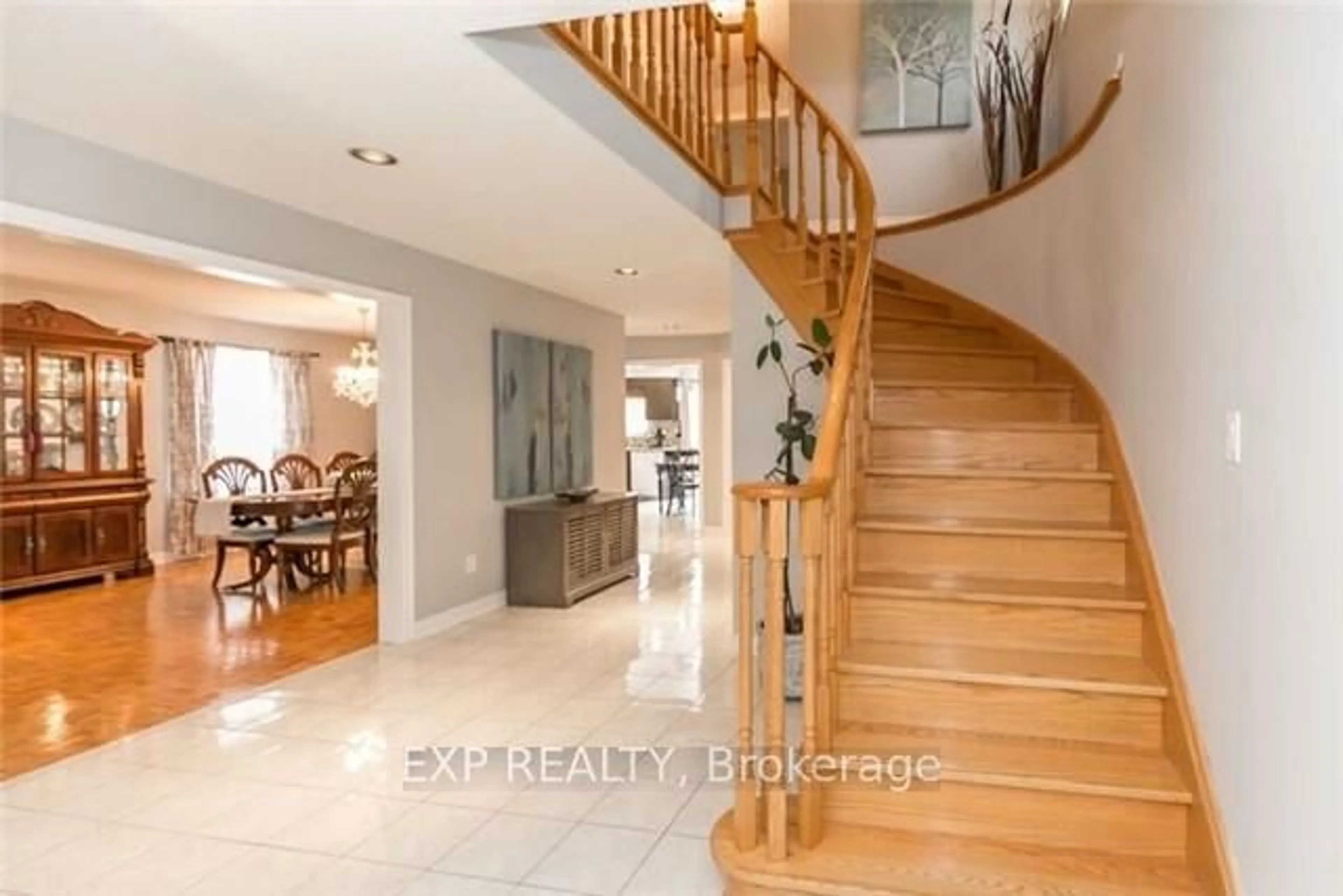 Indoor entryway for 32 Aristotle Dr, Richmond Hill Ontario L4S 1J7
