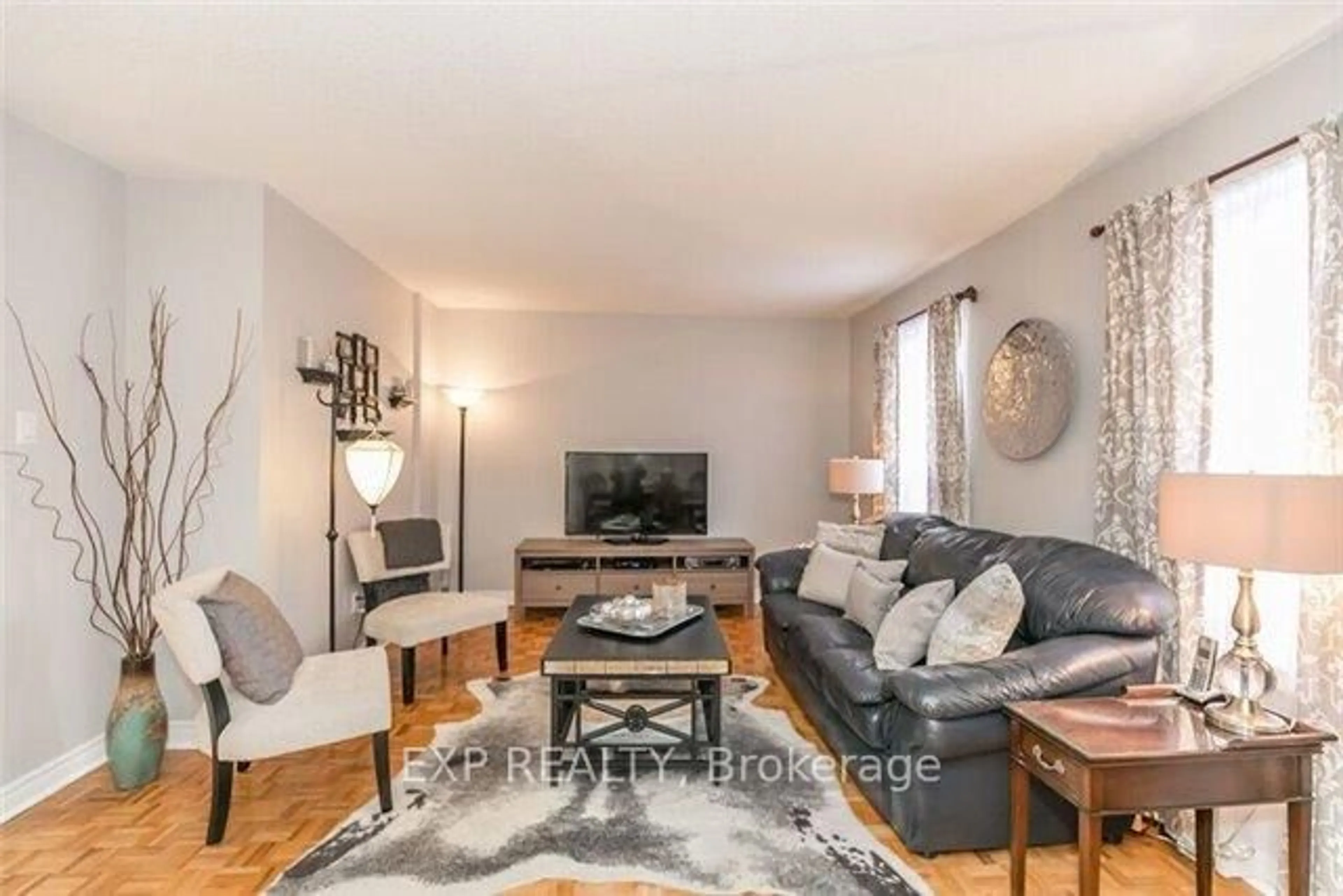 Living room with furniture, wood/laminate floor for 32 Aristotle Dr, Richmond Hill Ontario L4S 1J7
