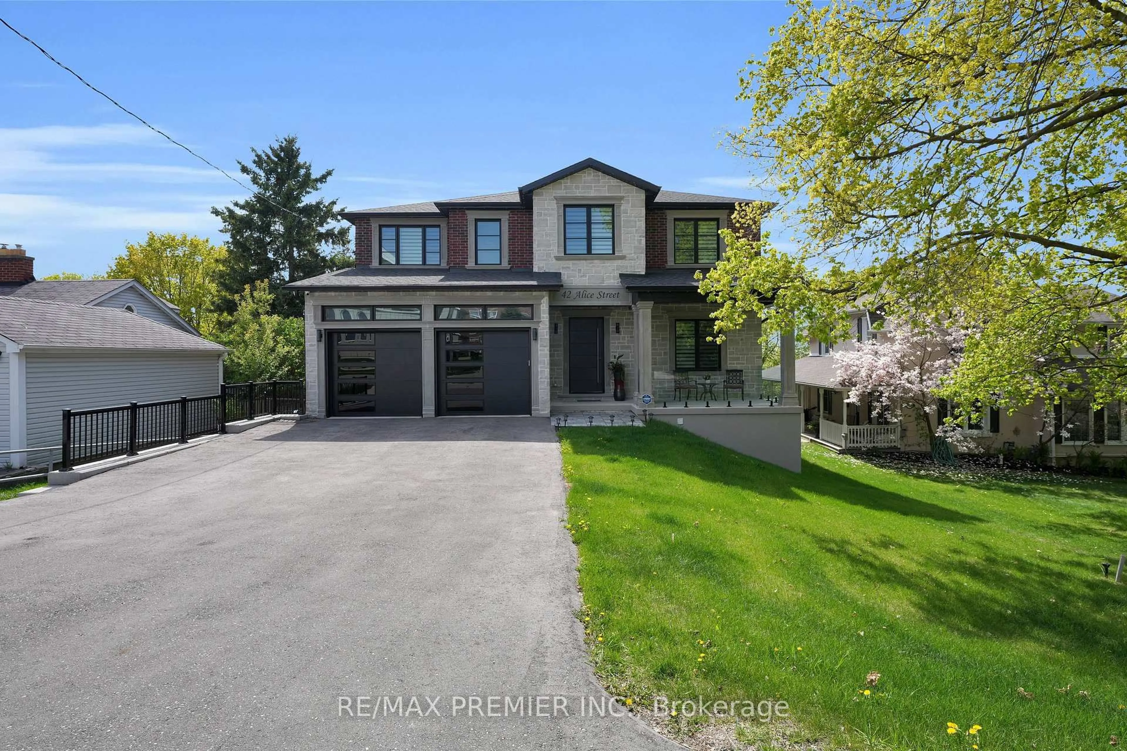 Home with brick exterior material, street for 42 ALICE St, East Gwillimbury Ontario L0G 1M0