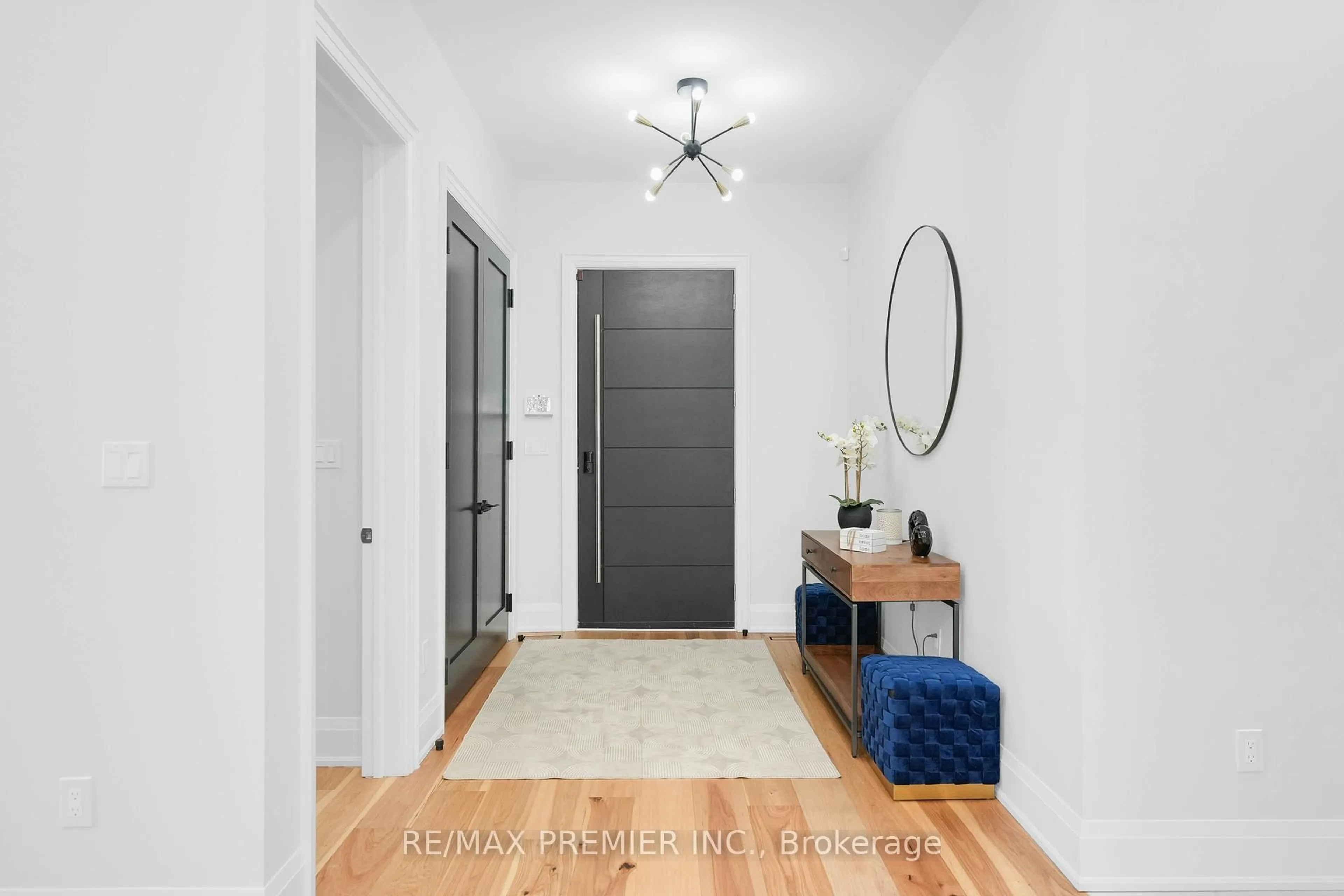 Indoor entryway for 42 ALICE St, East Gwillimbury Ontario L0G 1M0