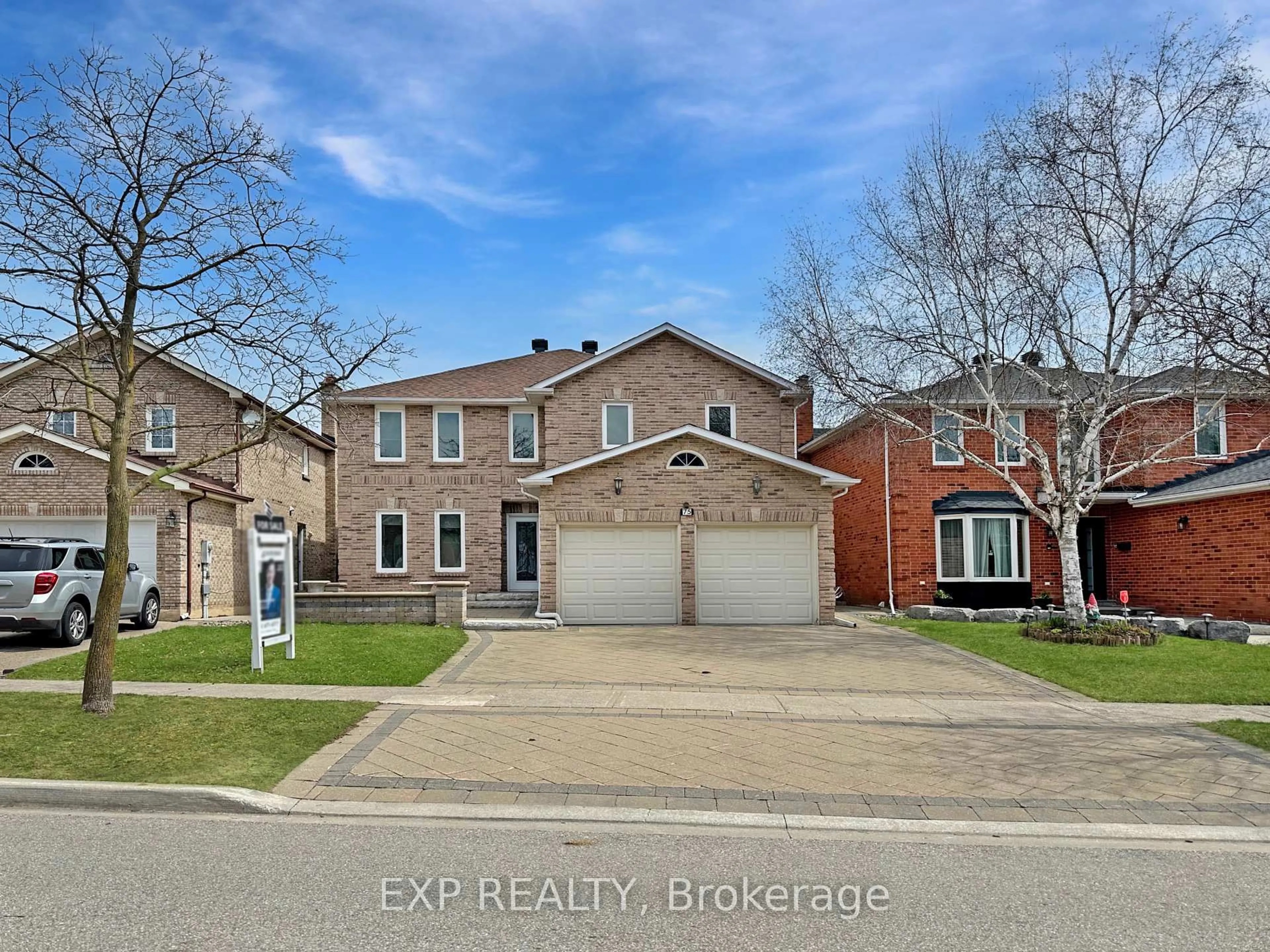 A pic from outside/outdoor area/front of a property/back of a property/a pic from drone, street for 75 Somerset Cres, Richmond Hill Ontario L4C 8N8