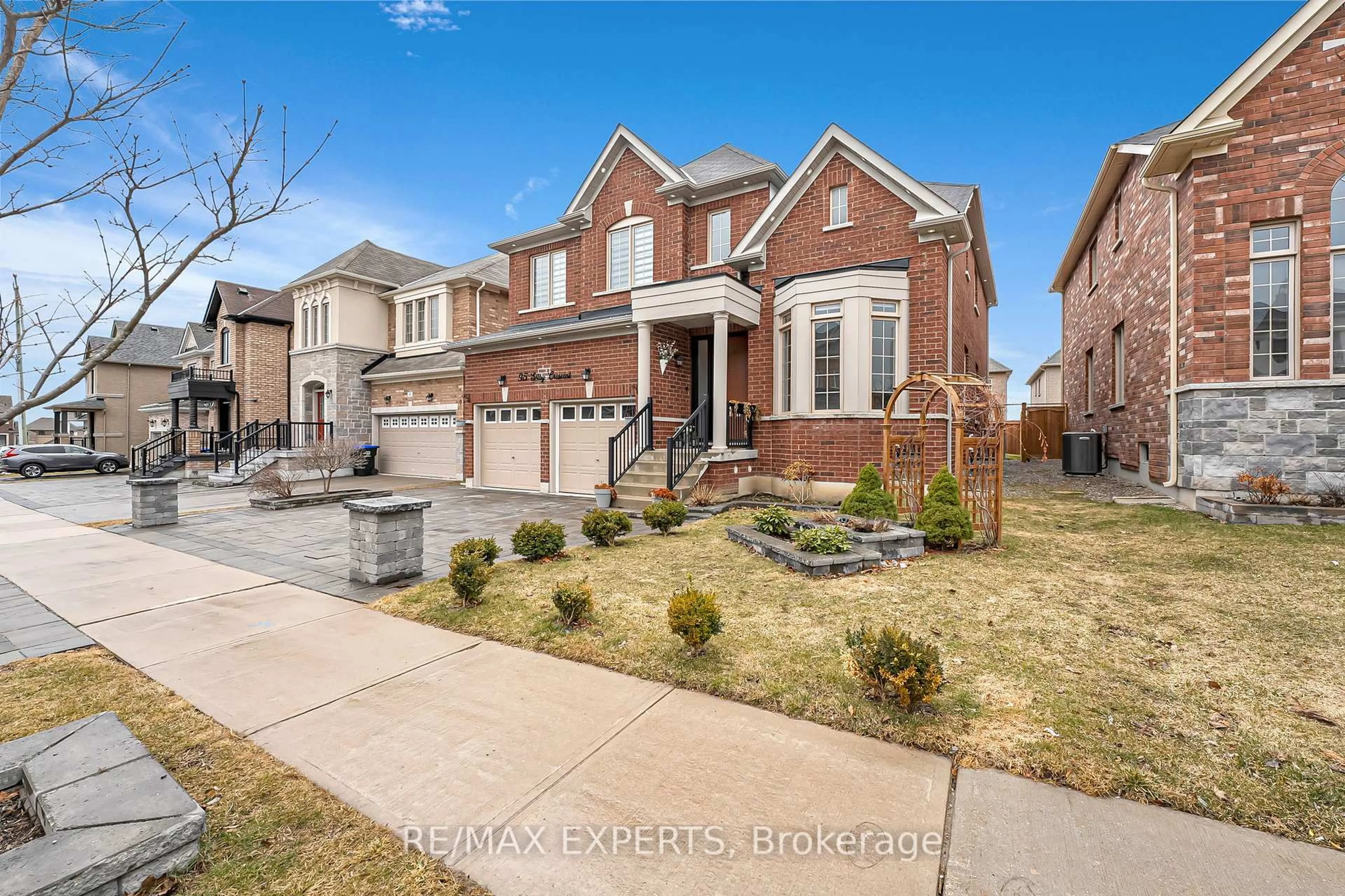 Home with brick exterior material, street for 95 Selby Cres, Bradford West Gwillimbury Ontario L3Z 0V3