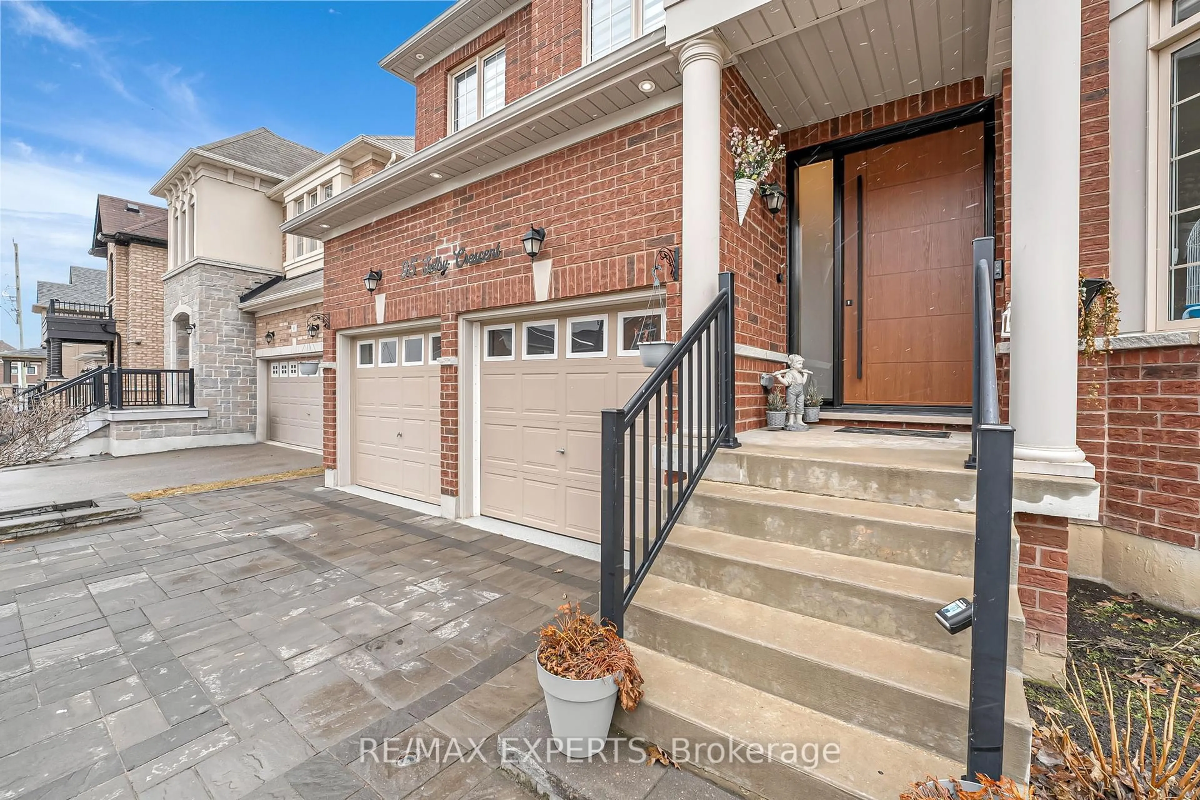 Home with brick exterior material, street for 95 Selby Cres, Bradford West Gwillimbury Ontario L3Z 0V3