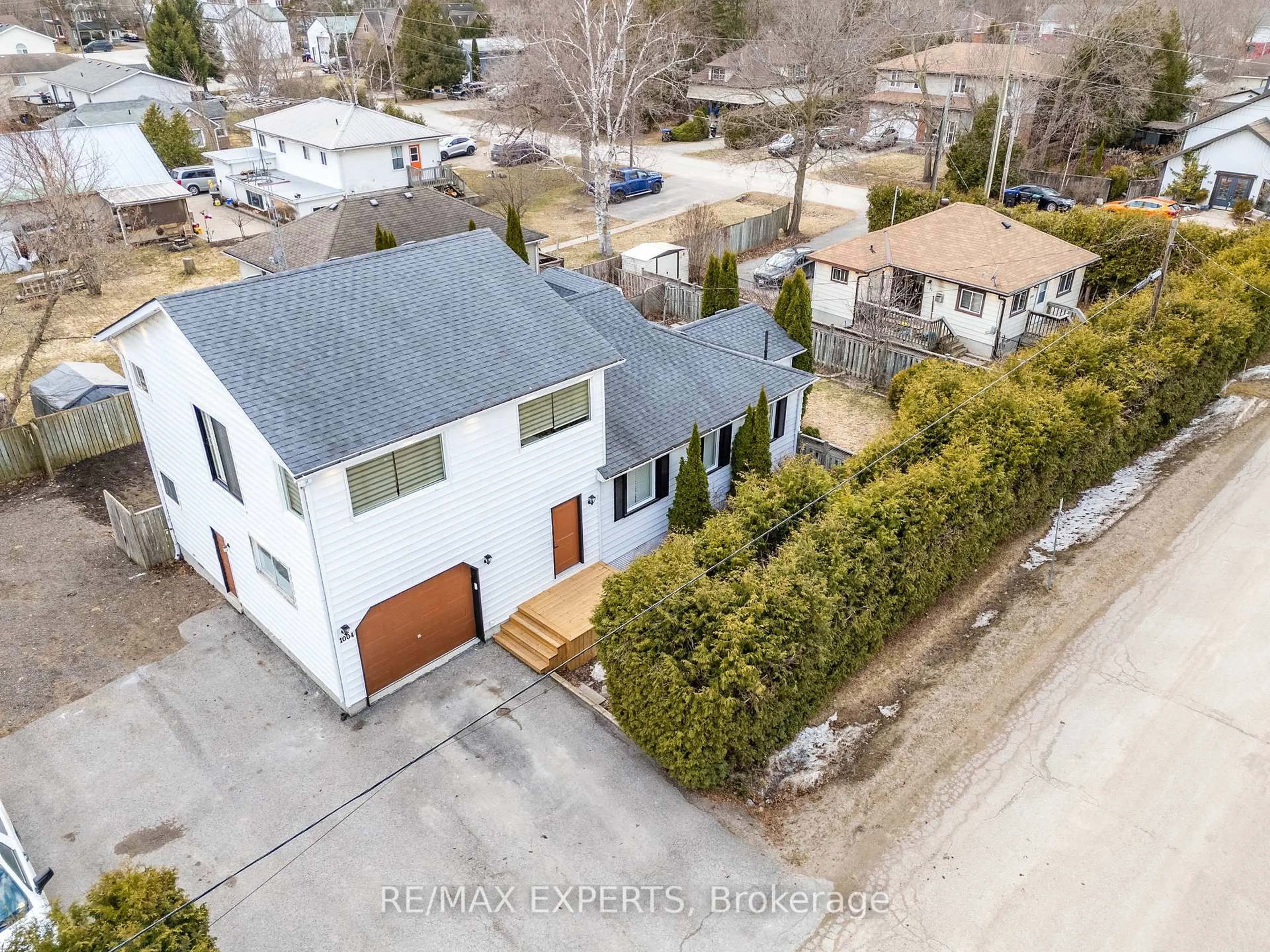 A pic from outside/outdoor area/front of a property/back of a property/a pic from drone, street for 1004 Robinson St, Innisfil Ontario L0L 1C0