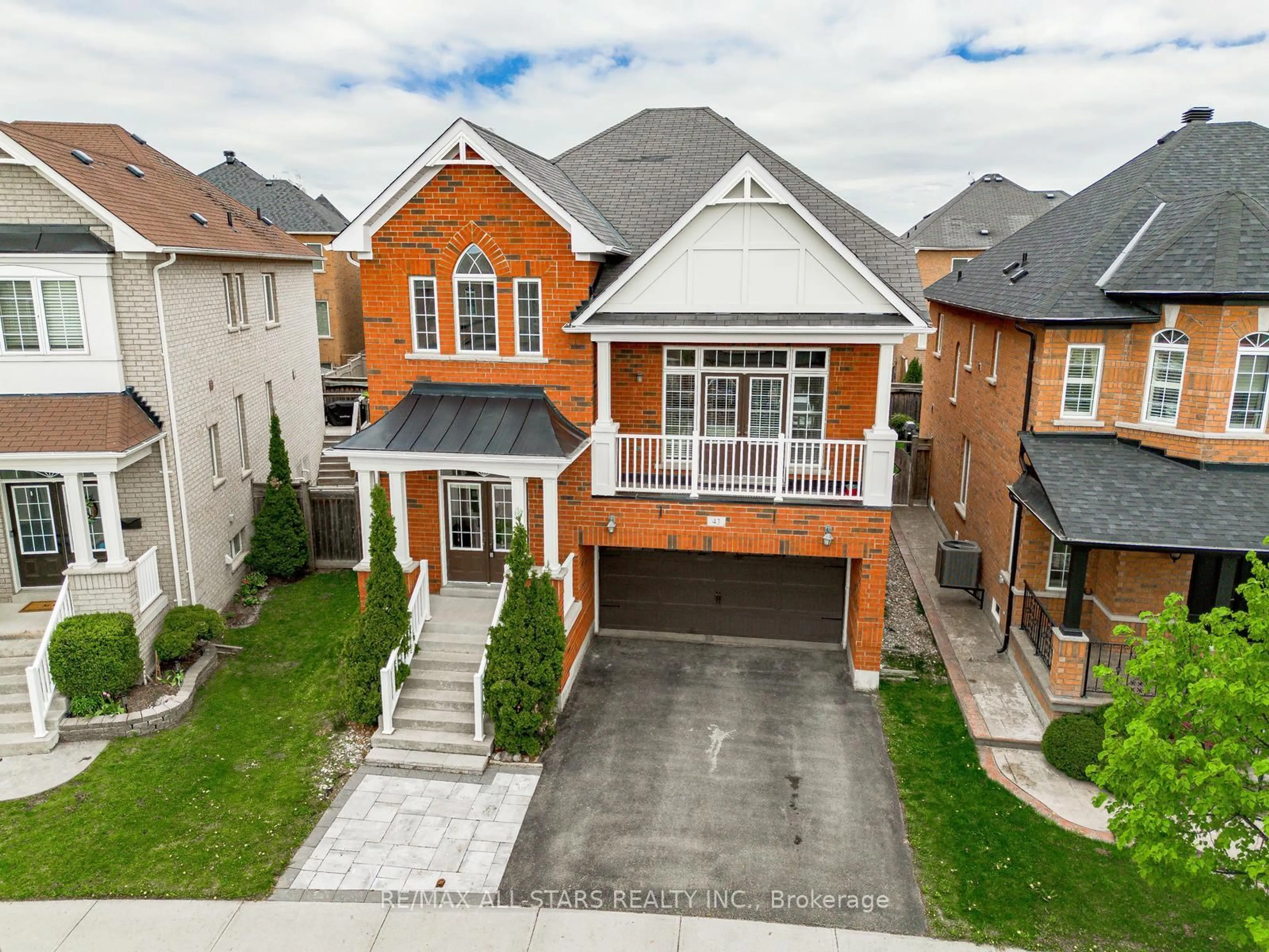 A pic from outside/outdoor area/front of a property/back of a property/a pic from drone, street for 43 Horsedreamer Lane, Whitchurch-Stouffville Ontario L4A 0G6