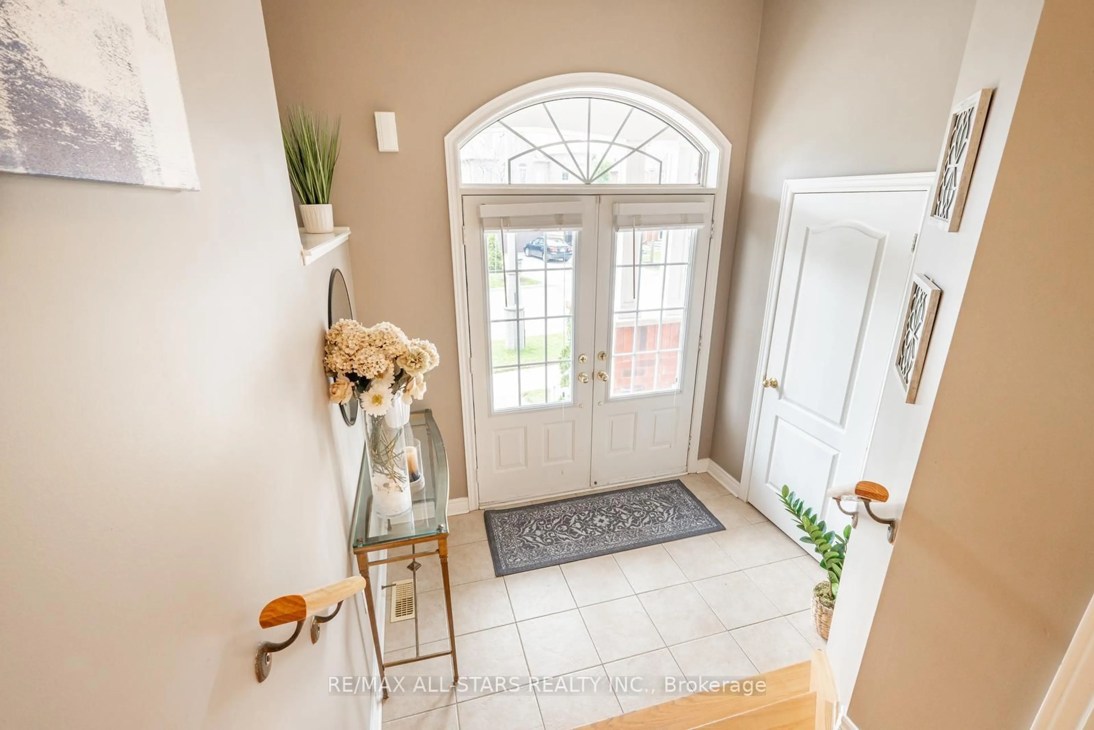 Indoor entryway for 43 Horsedreamer Lane, Whitchurch-Stouffville Ontario L4A 0G6