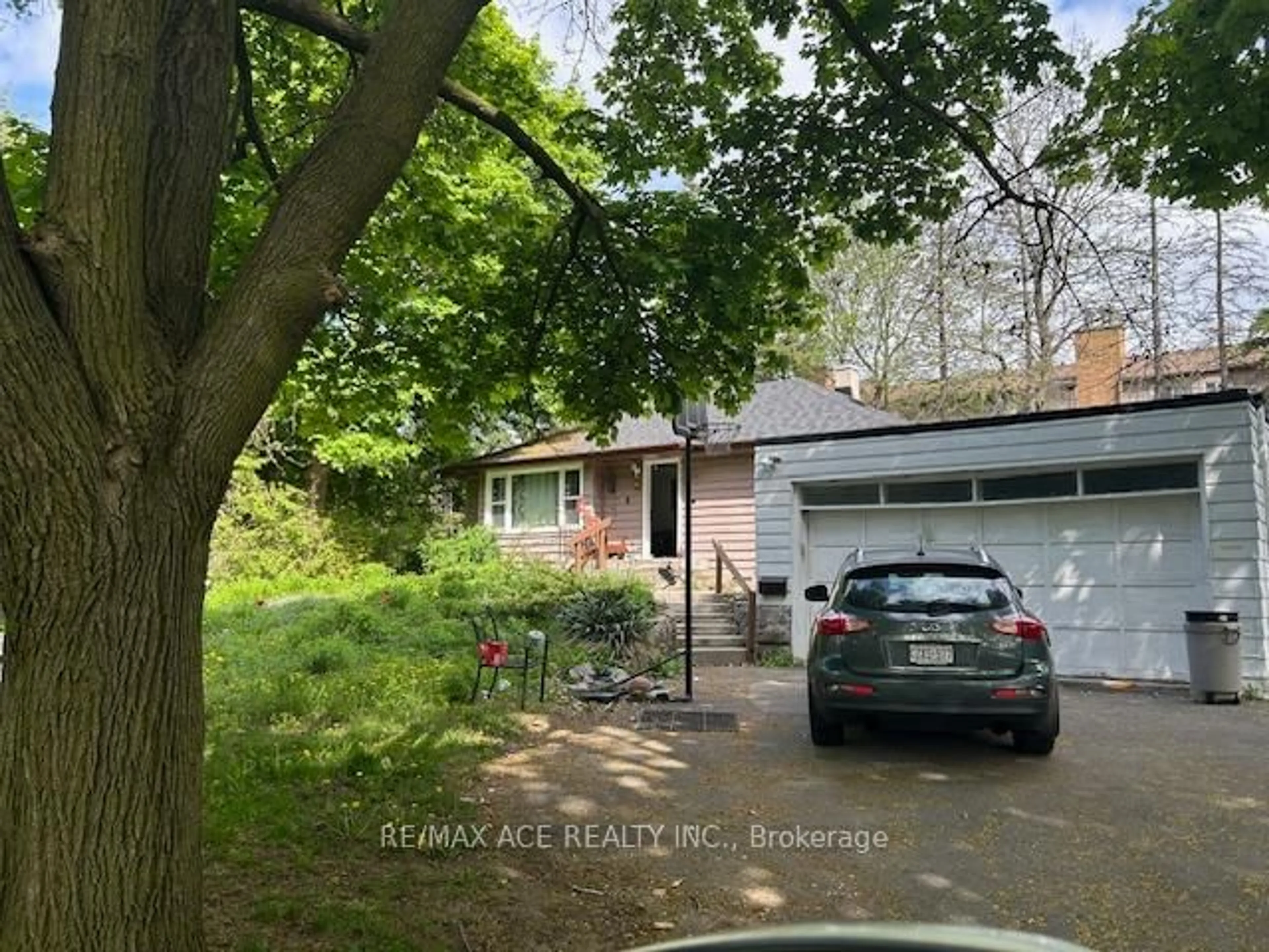 A pic from outside/outdoor area/front of a property/back of a property/a pic from drone, street for 150 Doncaster Ave, Markham Ontario L3T 1L3