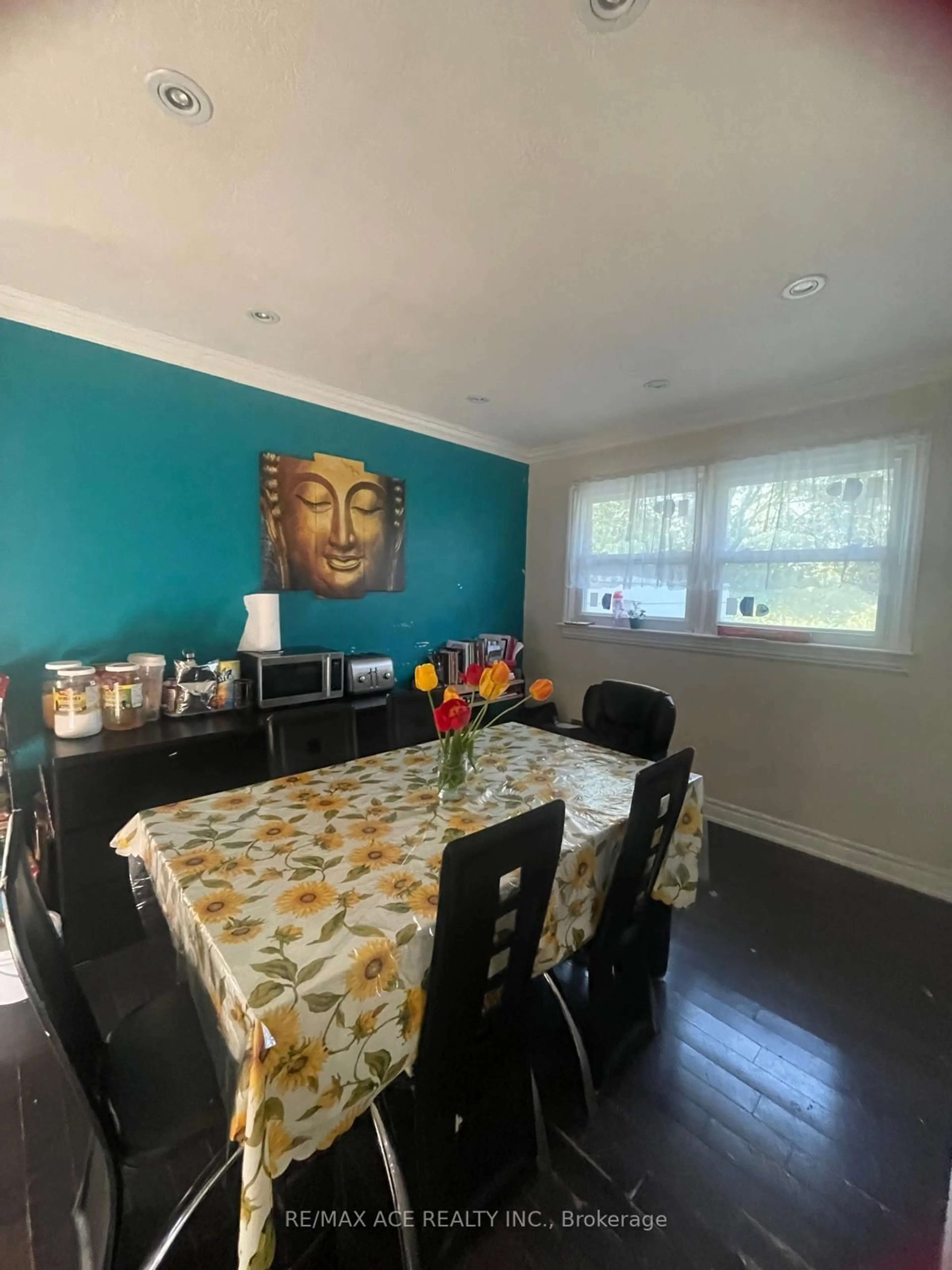 Dining room, wood/laminate floor for 150 Doncaster Ave, Markham Ontario L3T 1L3