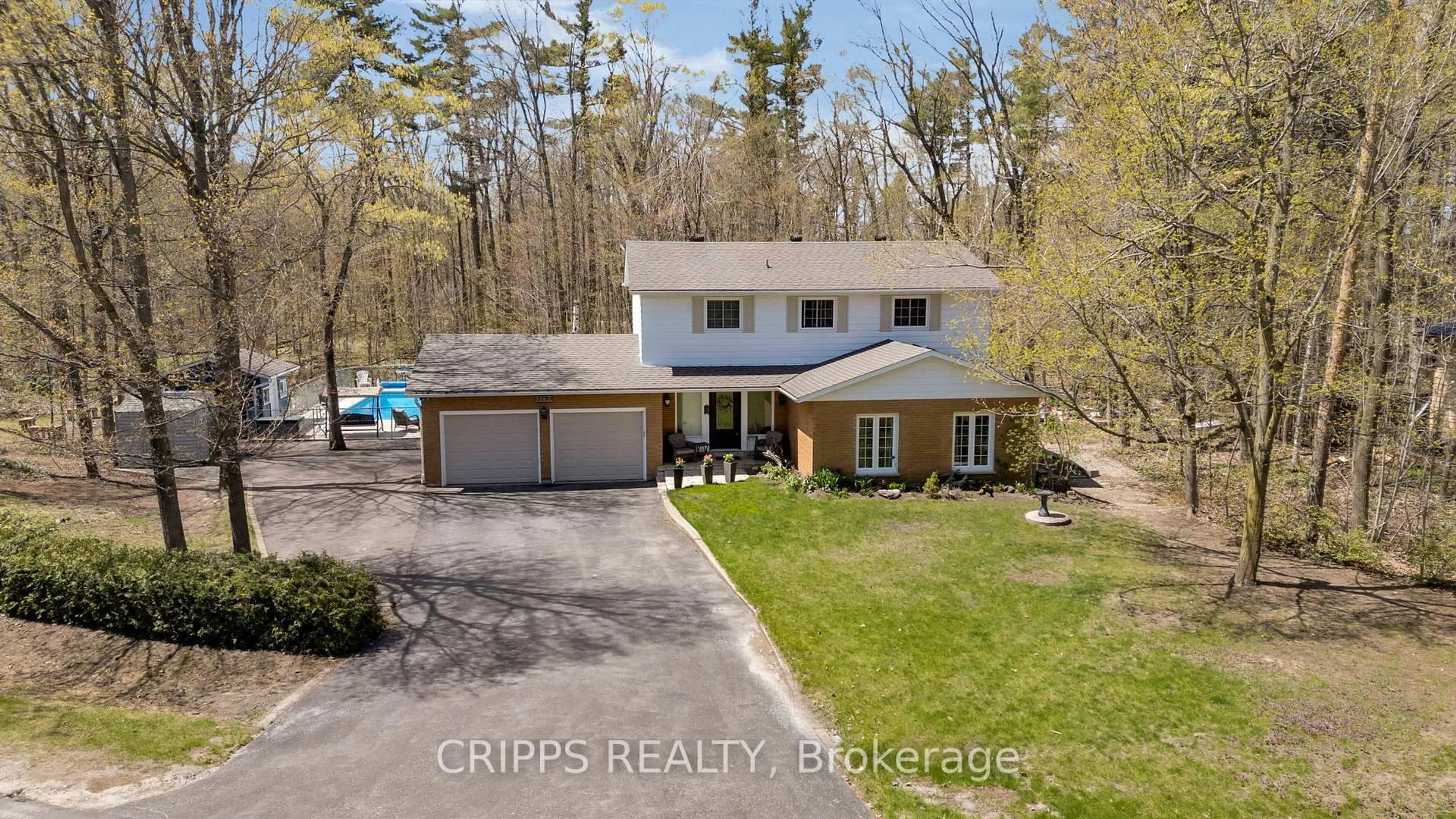 A pic from outside/outdoor area/front of a property/back of a property/a pic from drone, unknown for 3738 Fairway Rd, Innisfil Ontario L9S 2L4