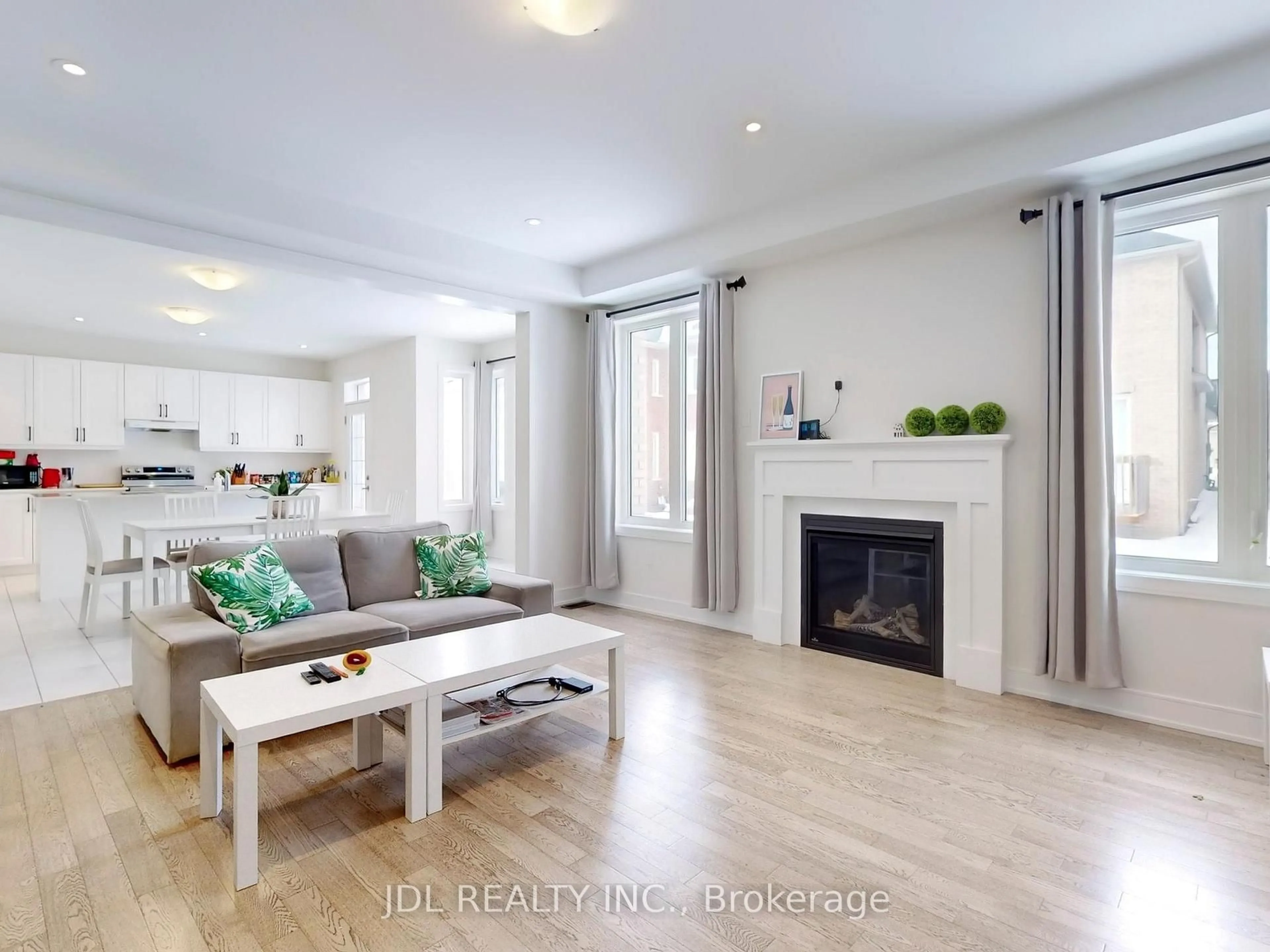 Living room with furniture, wood/laminate floor for 143 Kenneth Rogers Cres, East Gwillimbury Ontario L9S 0S1