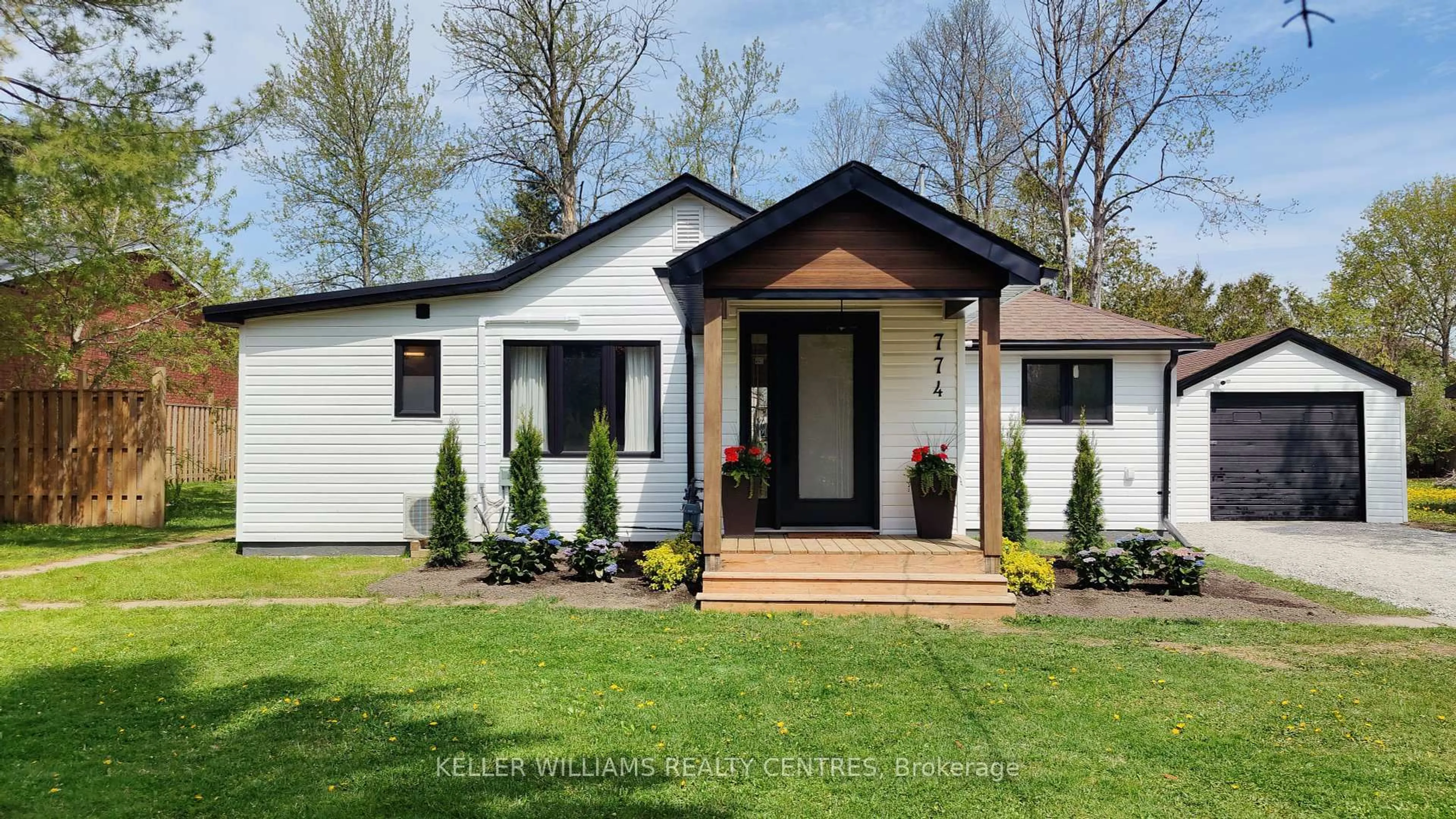 Home with vinyl exterior material, street for 774 Trinity St, Innisfil Ontario L9S 2G8