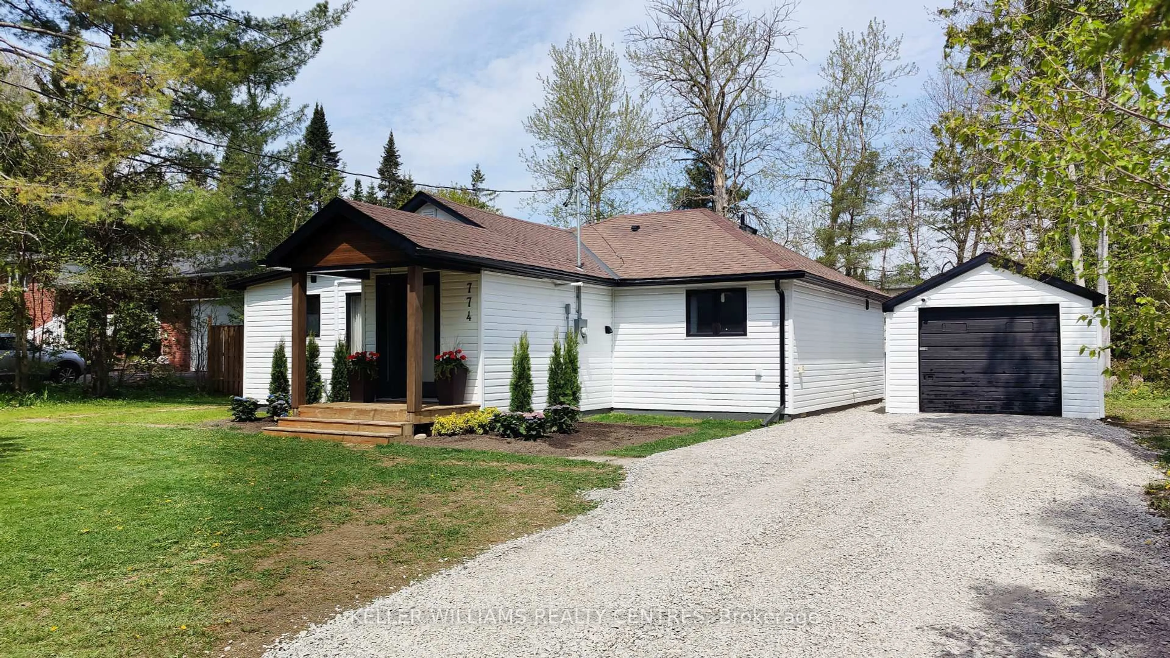 Home with vinyl exterior material, street for 774 Trinity St, Innisfil Ontario L9S 2G8