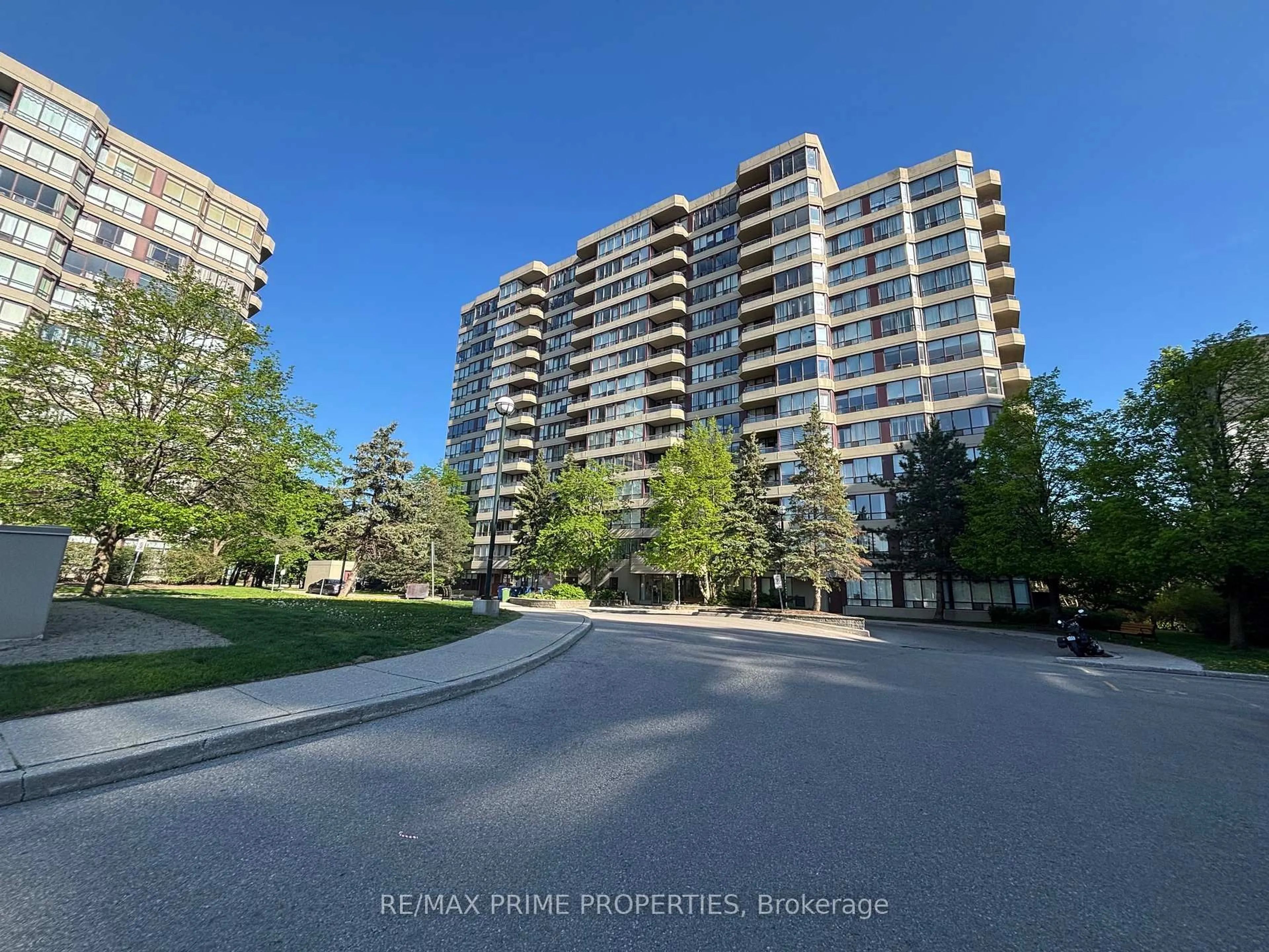 A pic from outside/outdoor area/front of a property/back of a property/a pic from drone, unknown for 91 Townsgate Dr #608, Vaughan Ontario L4J 8E8