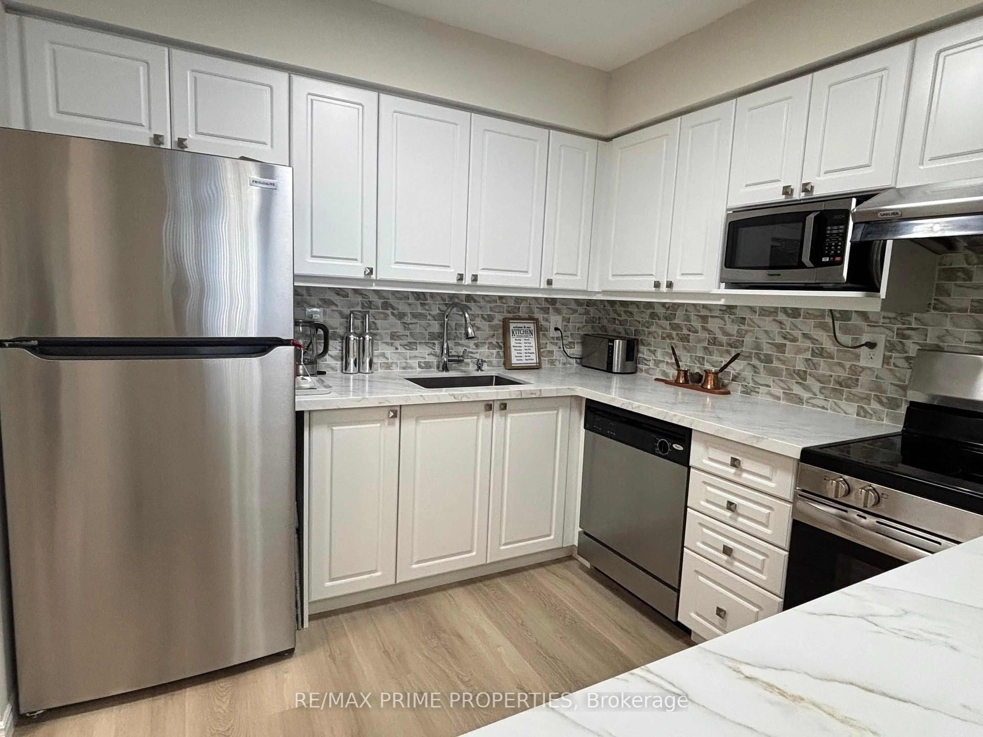 Standard kitchen, ceramic/tile floor for 91 Townsgate Dr #608, Vaughan Ontario L4J 8E8