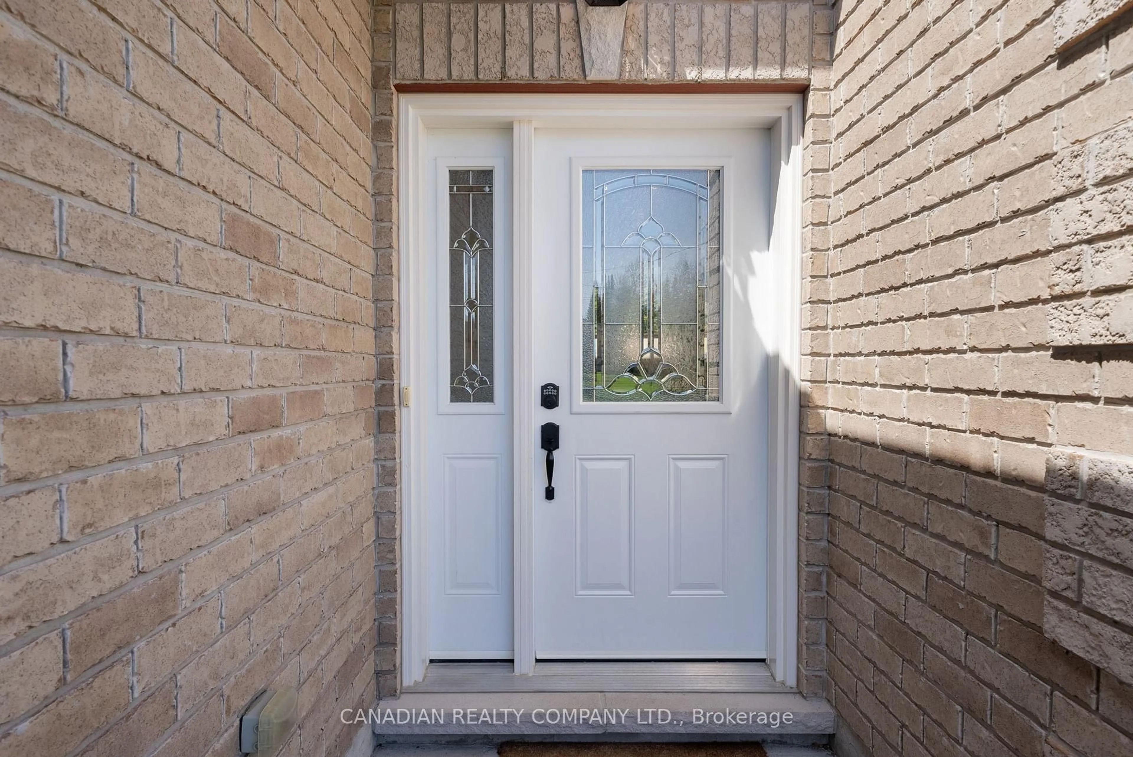 Indoor entryway for 18 Heathbank Ave, Georgina Ontario L0E 1N0