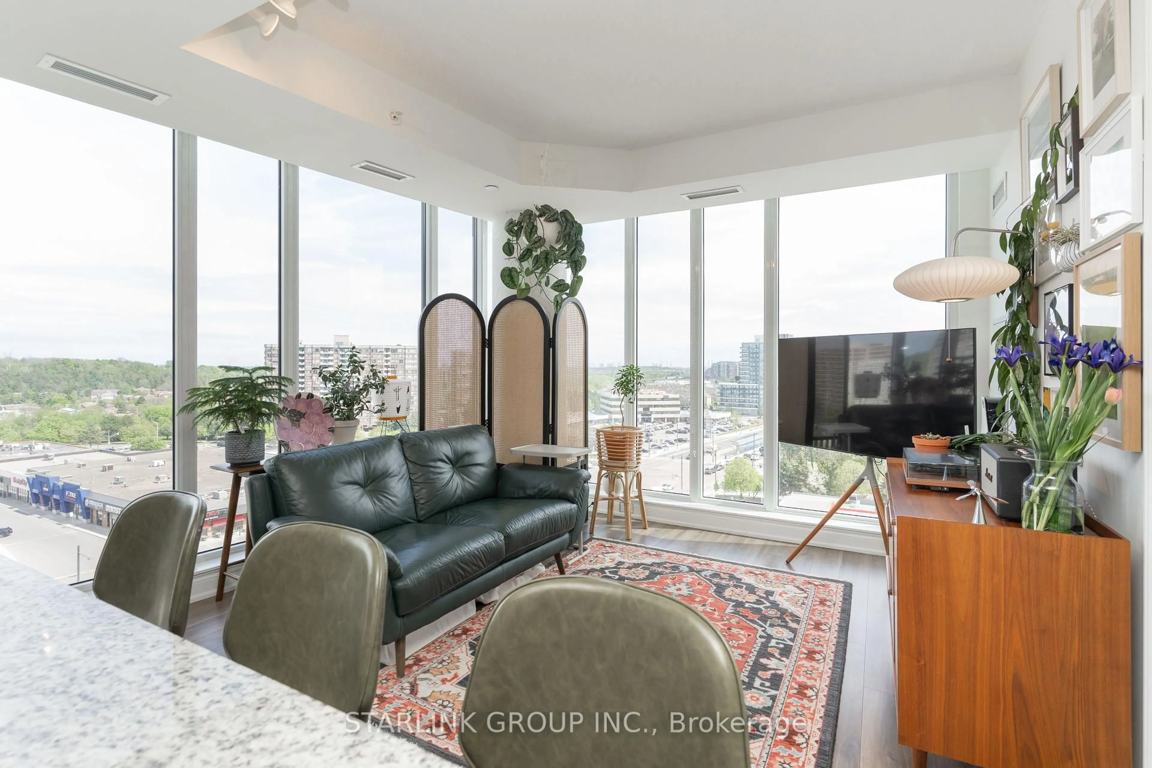 Living room with furniture, unknown for 9618 Yonge St #1106, Richmond Hill Ontario L4C 0X5