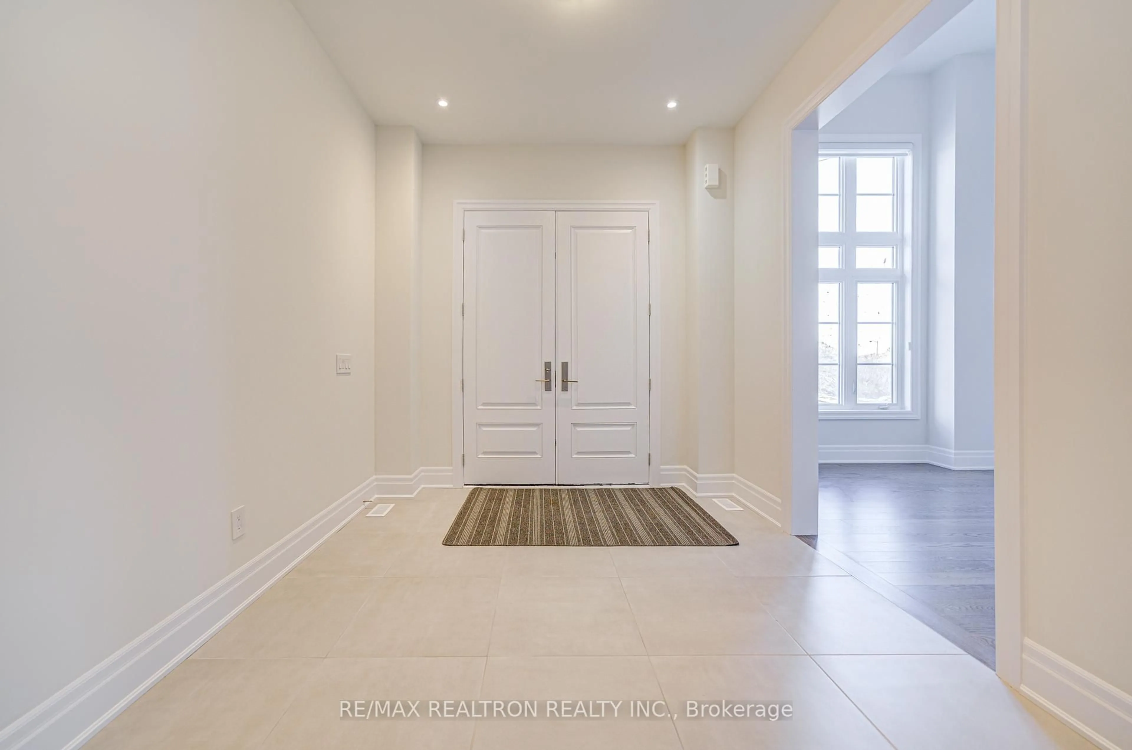Indoor entryway for 92 Sunny Acre Cres, King Ontario L7B 0S6