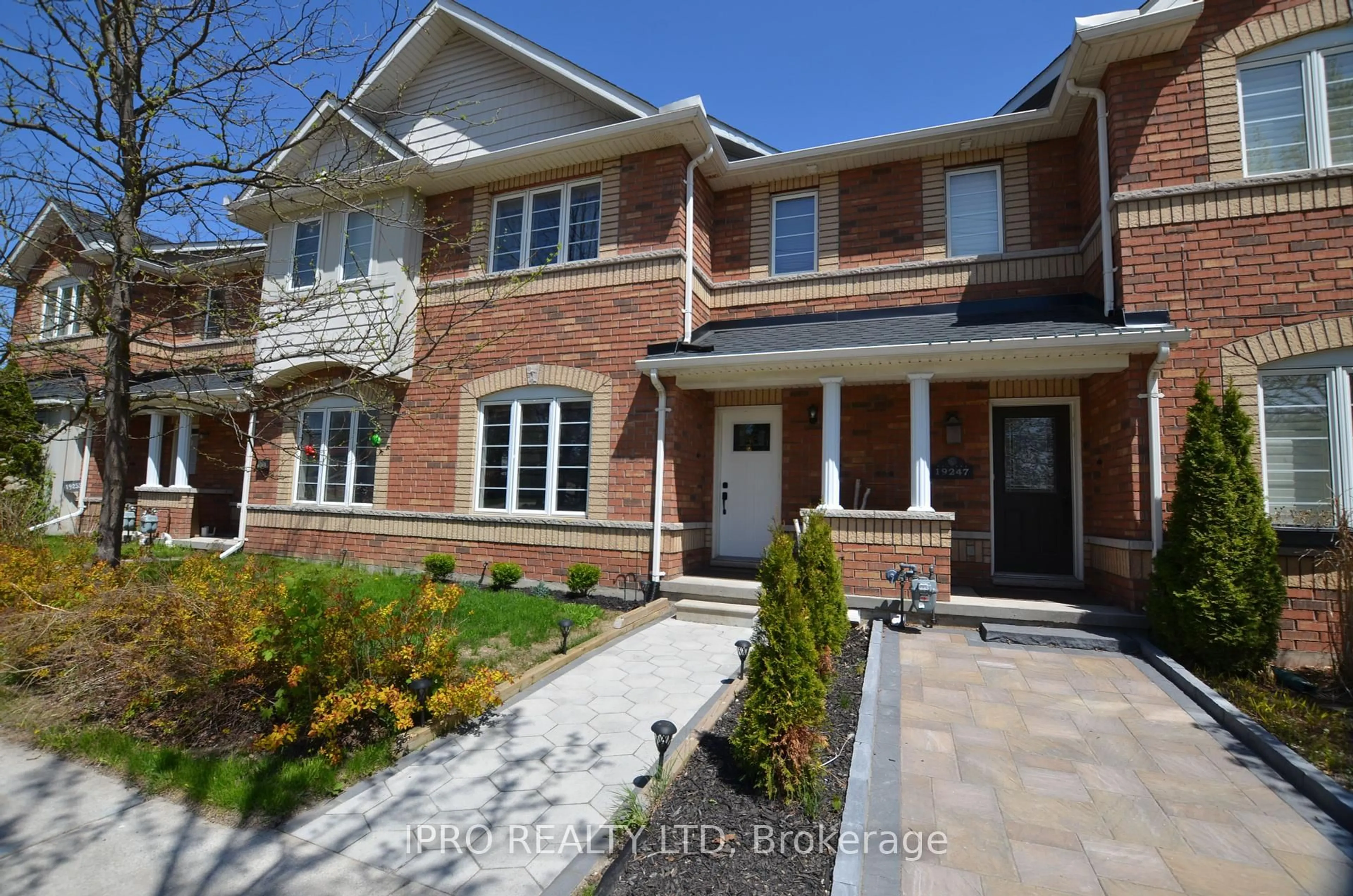 Home with brick exterior material, street for 19249 Yonge St, East Gwillimbury Ontario L9N 1L1