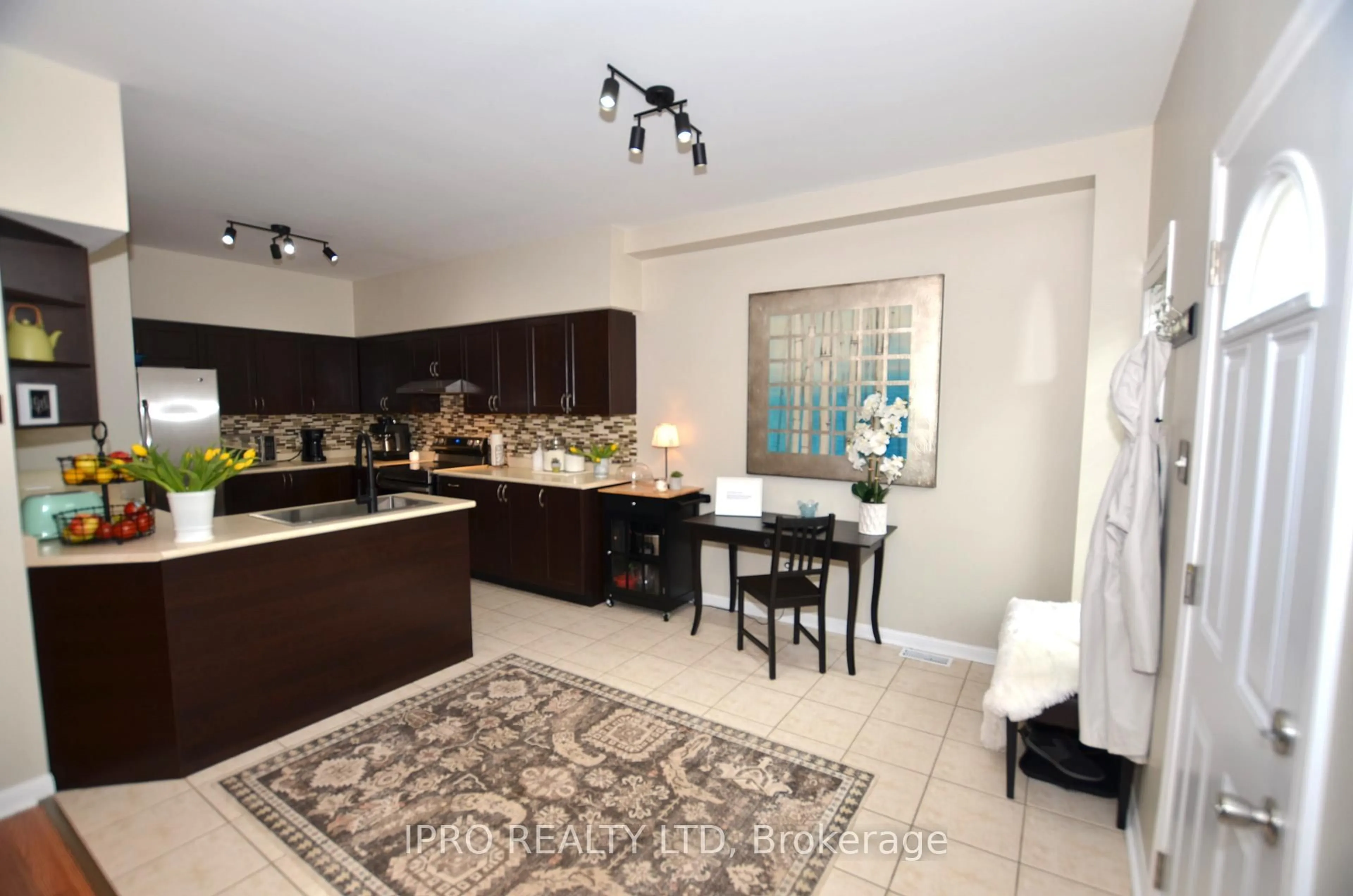 Contemporary kitchen, ceramic/tile floor for 19249 Yonge St, East Gwillimbury Ontario L9N 1L1