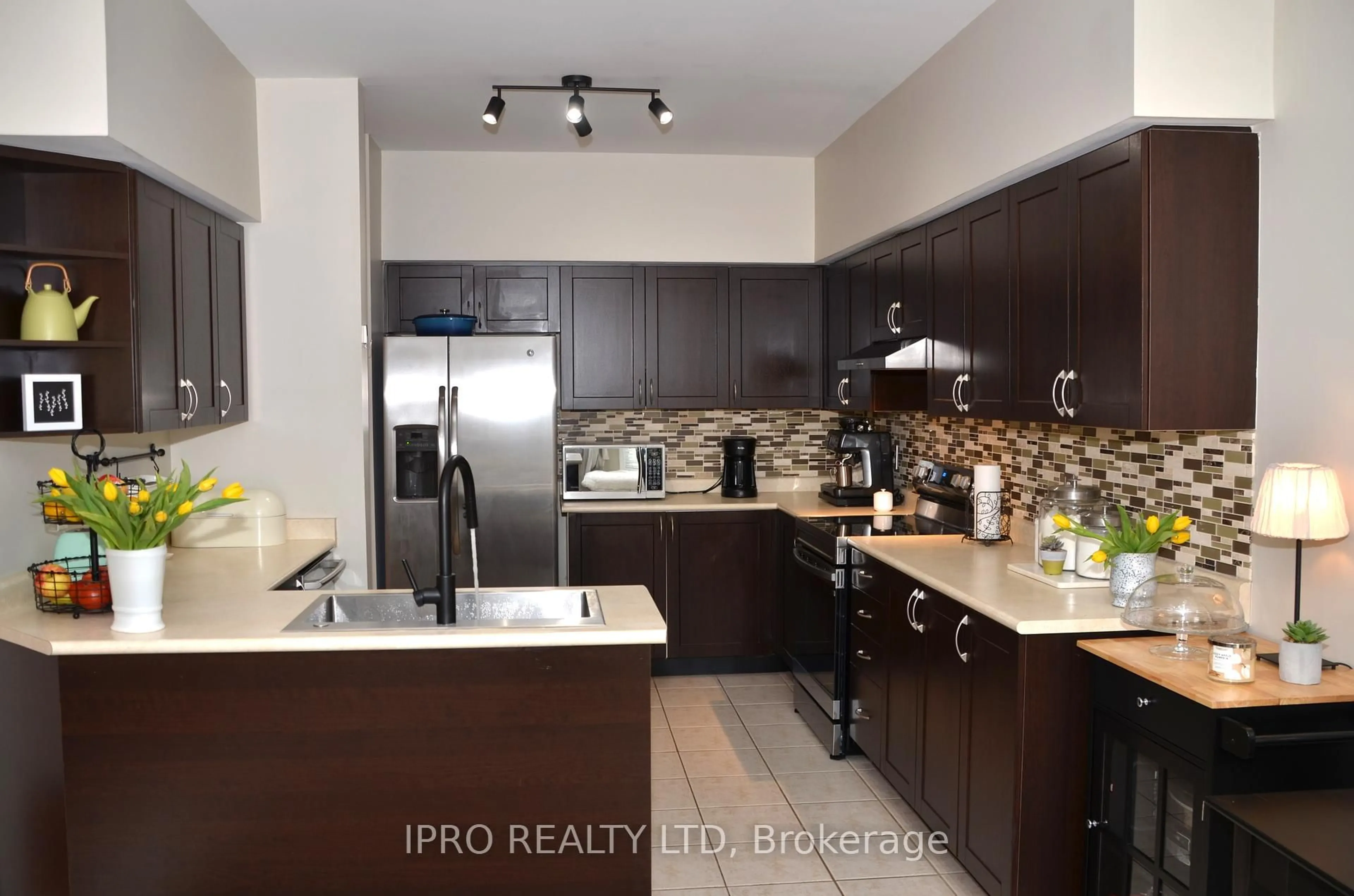 Open concept kitchen, wood/laminate floor for 19249 Yonge St, East Gwillimbury Ontario L9N 1L1