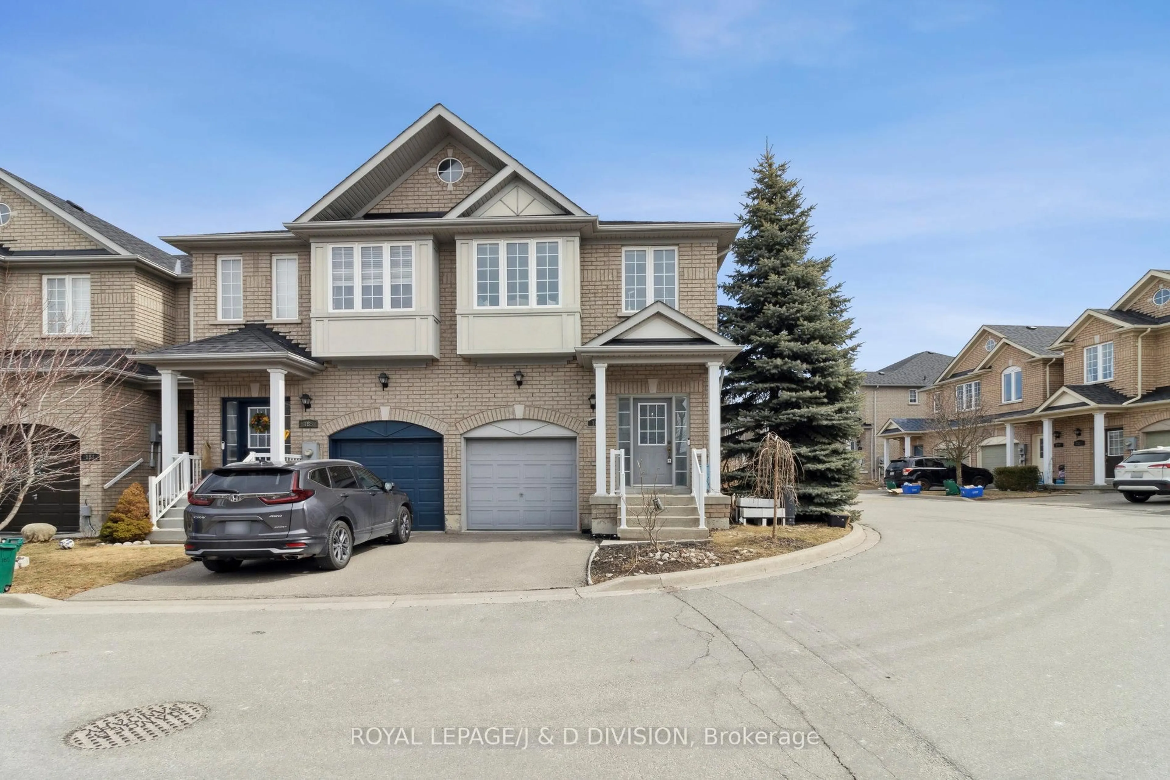 A pic from outside/outdoor area/front of a property/back of a property/a pic from drone, street for 187 Tom Taylor Cres, Newmarket Ontario L3X 3E9