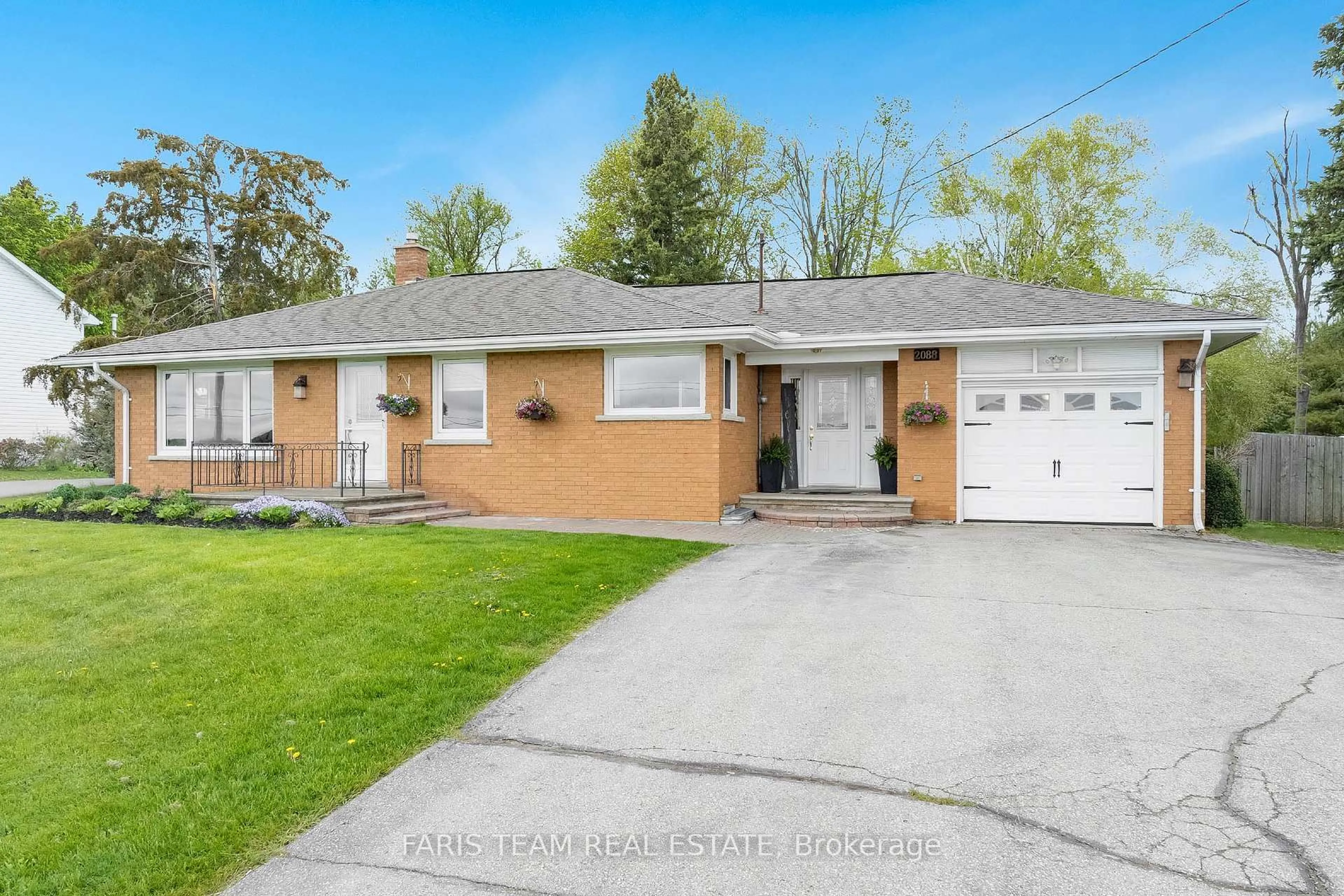 Home with brick exterior material, street for 2088 Killarney Beach Rd, Innisfil Ontario L0L 1W0